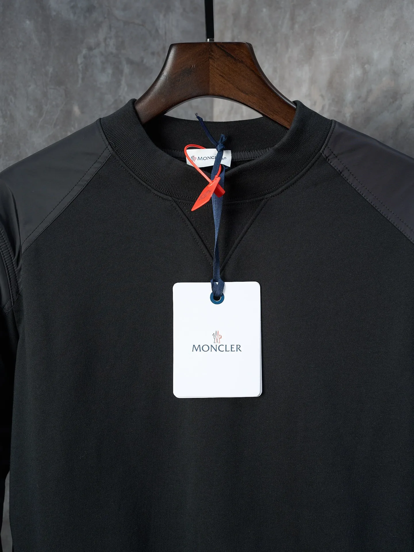 P390 Actual auction] Moncler/Mask logo patch pocket nylon splicing round neck sweatshirt [Ready stock] S M L XL custom soft velvet cotton blended warm core material and tough nylon high-density woven material. Smooth and delicate, comfortable and close to the skin. With a touch of deep black as the base, a triangular world is quietly drawn on the chest. The iconic Moncler logo embroidered logo decorates the sleeves. Integrated nylon fabric embellishes the square silhouette. Cross-field aesthetic grafting. Exquisite small pocket design reveals a flexible and relaxed beauty. Deconstructs the attitude of modern gentlemen and shows taste in silence. Needle and shuttle stitching technology can make full use of the respective advantages of knitted fabrics and woven fabrics. By choosing the appropriate sewing process and stitches, the splicing parts can be ensured to be strong and beautiful. Template machine bag opening. The preset template guides the position, shape and size of the bag opening. The accuracy ensures the quality of the bag opening effect. The fabrics are washed and have a better hand feel. Not easy to deform, not easy to shrink, not easy to fade, maintain long-term beauty, loose fit