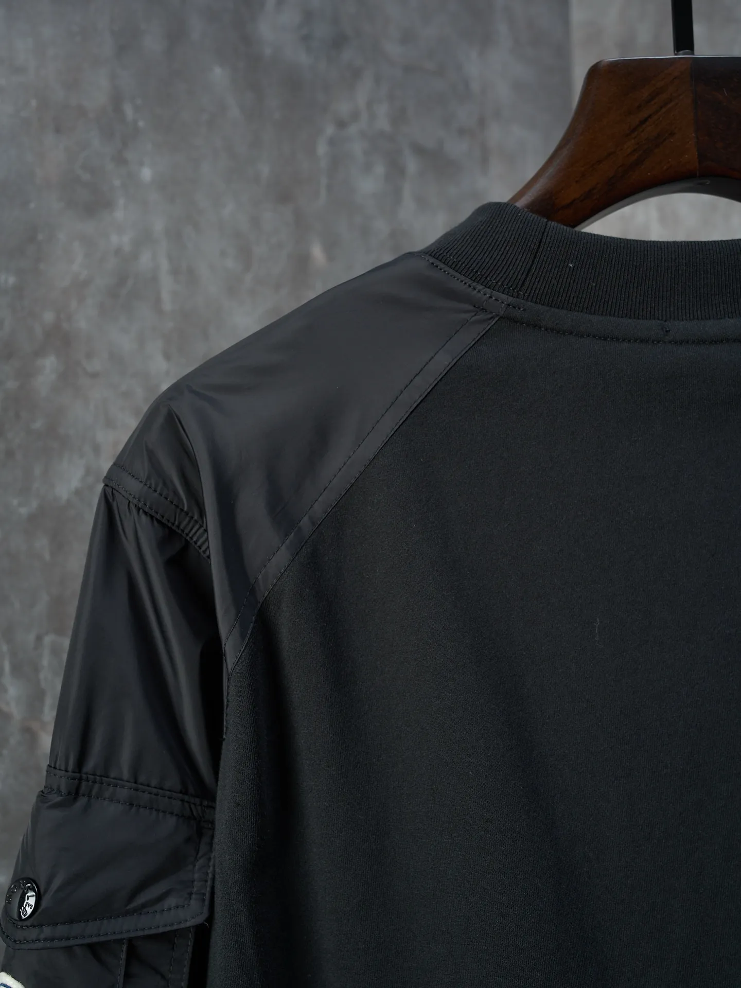 P390 Actual auction] Moncler/Mask logo patch pocket nylon splicing round neck sweatshirt [Ready stock] S M L XL custom soft velvet cotton blended warm core material and tough nylon high-density woven material. Smooth and delicate, comfortable and close to the skin. With a touch of deep black as the base, a triangular world is quietly drawn on the chest. The iconic Moncler logo embroidered logo decorates the sleeves. Integrated nylon fabric embellishes the square silhouette. Cross-field aesthetic grafting. Exquisite small pocket design reveals a flexible and relaxed beauty. Deconstructs the attitude of modern gentlemen and shows taste in silence. Needle and shuttle stitching technology can make full use of the respective advantages of knitted fabrics and woven fabrics. By choosing the appropriate sewing process and stitches, the splicing parts can be ensured to be strong and beautiful. Template machine bag opening. The preset template guides the position, shape and size of the bag opening. The accuracy ensures the quality of the bag opening effect. The fabrics are washed and have a better hand feel. Not easy to deform, not easy to shrink, not easy to fade, maintain long-term beauty, loose fit