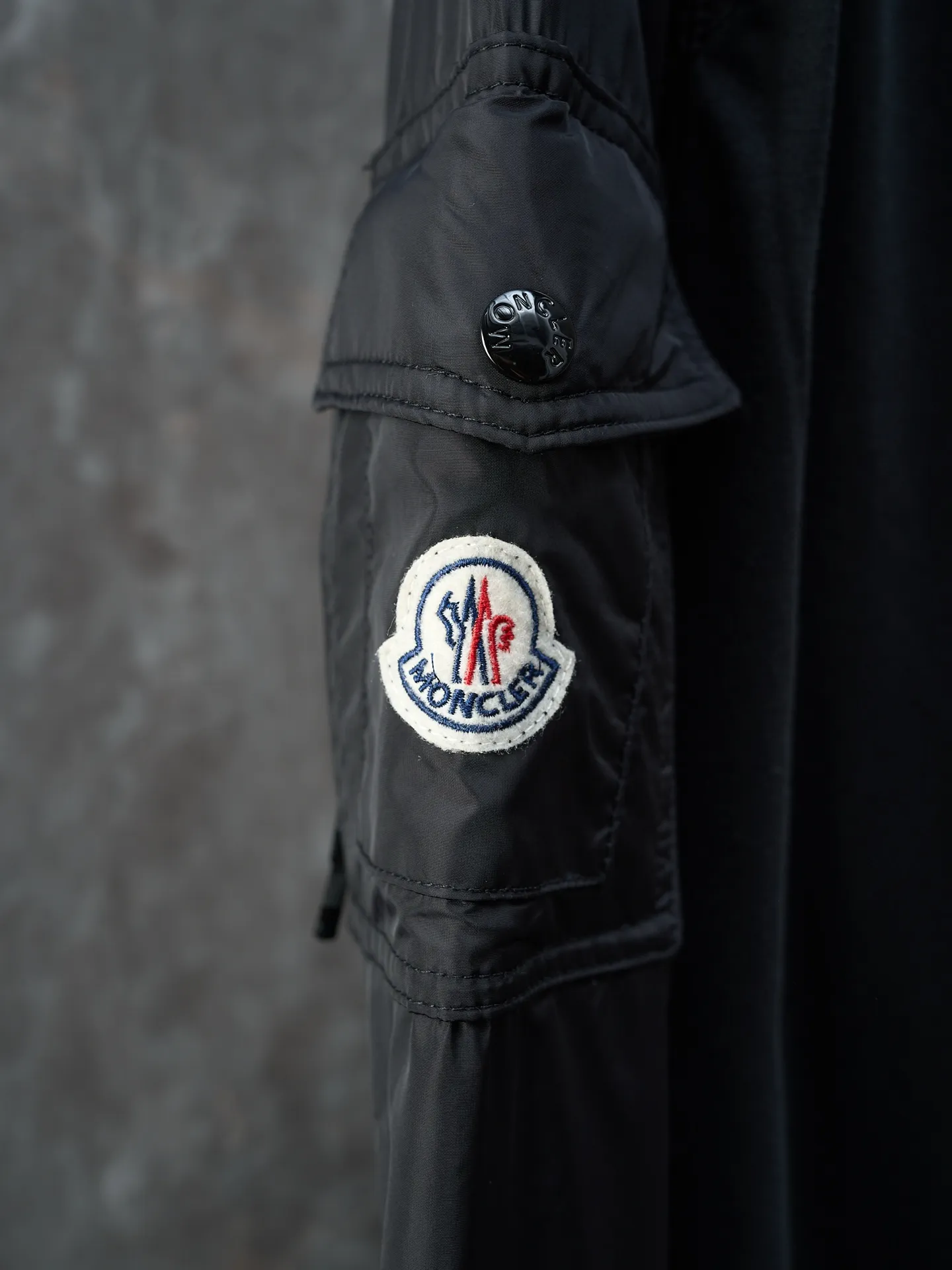P390 Actual auction] Moncler/Mask logo patch pocket nylon splicing round neck sweatshirt [Ready stock] S M L XL custom soft velvet cotton blended warm core material and tough nylon high-density woven material. Smooth and delicate, comfortable and close to the skin. With a touch of deep black as the base, a triangular world is quietly drawn on the chest. The iconic Moncler logo embroidered logo decorates the sleeves. Integrated nylon fabric embellishes the square silhouette. Cross-field aesthetic grafting. Exquisite small pocket design reveals a flexible and relaxed beauty. Deconstructs the attitude of modern gentlemen and shows taste in silence. Needle and shuttle stitching technology can make full use of the respective advantages of knitted fabrics and woven fabrics. By choosing the appropriate sewing process and stitches, the splicing parts can be ensured to be strong and beautiful. Template machine bag opening. The preset template guides the position, shape and size of the bag opening. The accuracy ensures the quality of the bag opening effect. The fabrics are washed and have a better hand feel. Not easy to deform, not easy to shrink, not easy to fade, maintain long-term beauty, loose fit