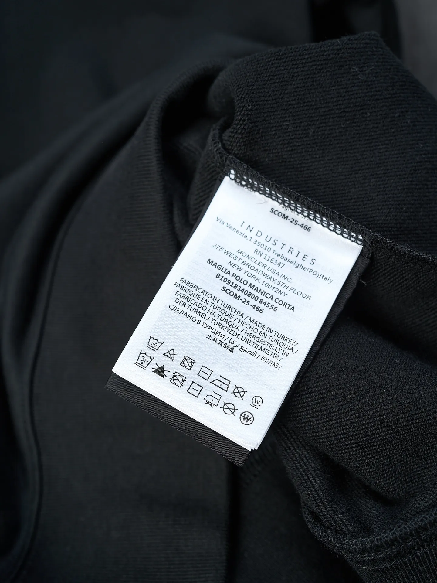 P390 Actual auction] Moncler/Mask logo patch pocket nylon splicing round neck sweatshirt [Ready stock] S M L XL custom soft velvet cotton blended warm core material and tough nylon high-density woven material. Smooth and delicate, comfortable and close to the skin. With a touch of deep black as the base, a triangular world is quietly drawn on the chest. The iconic Moncler logo embroidered logo decorates the sleeves. Integrated nylon fabric embellishes the square silhouette. Cross-field aesthetic grafting. Exquisite small pocket design reveals a flexible and relaxed beauty. Deconstructs the attitude of modern gentlemen and shows taste in silence. Needle and shuttle stitching technology can make full use of the respective advantages of knitted fabrics and woven fabrics. By choosing the appropriate sewing process and stitches, the splicing parts can be ensured to be strong and beautiful. Template machine bag opening. The preset template guides the position, shape and size of the bag opening. The accuracy ensures the quality of the bag opening effect. The fabrics are washed and have a better hand feel. Not easy to deform, not easy to shrink, not easy to fade, maintain long-term beauty, loose fit