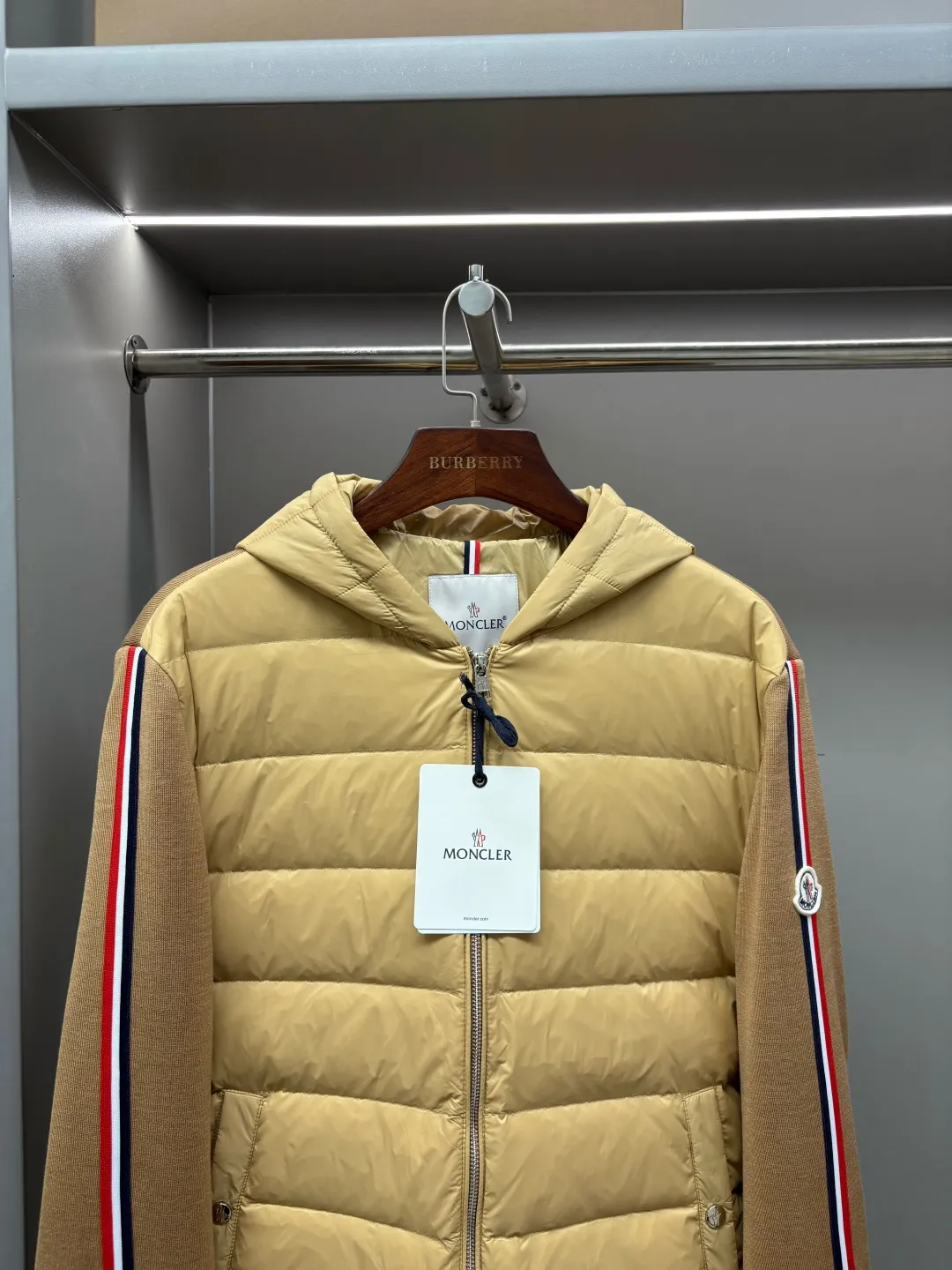 P790 Moncler's new cashmere knitted spliced down jacket [Moncler | The fusion of knitted feathers brings warmth to life] The knitted spliced hooded down jacket reshapes the winter wearing experience with an ingenious structure [Inspirational weaving, flexibility] ▪️Customized accessories at the counter, made one-to-one with the original version ▪️ Drawing on the aesthetics of BUREEKKY three-dimensional tailoring ▪️ Continuing Kathleen Hickman's hand-stitching philosophy When delicate knitting meets light down, the combination of strength and softness interprets the beauty of composite materials [warmth in the harsh winter, light and unbundled] ▫️ 800-fill white goose down, locking in every inch of body temperature ▫️ 5A-grade cashmere blended knit, skin-friendly, breathable and elastic ▫️ Zoned filling technology, enhanced warmth in key areas, soft fit in active areas [Ingenuity in details, unique style] → Hooded three-dimensional cut, fits the neck line, keeps the wind warm → Knitted shoulder splicing improves freedom of movement and says goodbye to tightness → Laser quilting and hand-stitching alternate, every step is marked by craftsmanship → Double-sided pockets, safe and practical without damaging the silhouette Code number: M-XXXL Color: Black Khaki