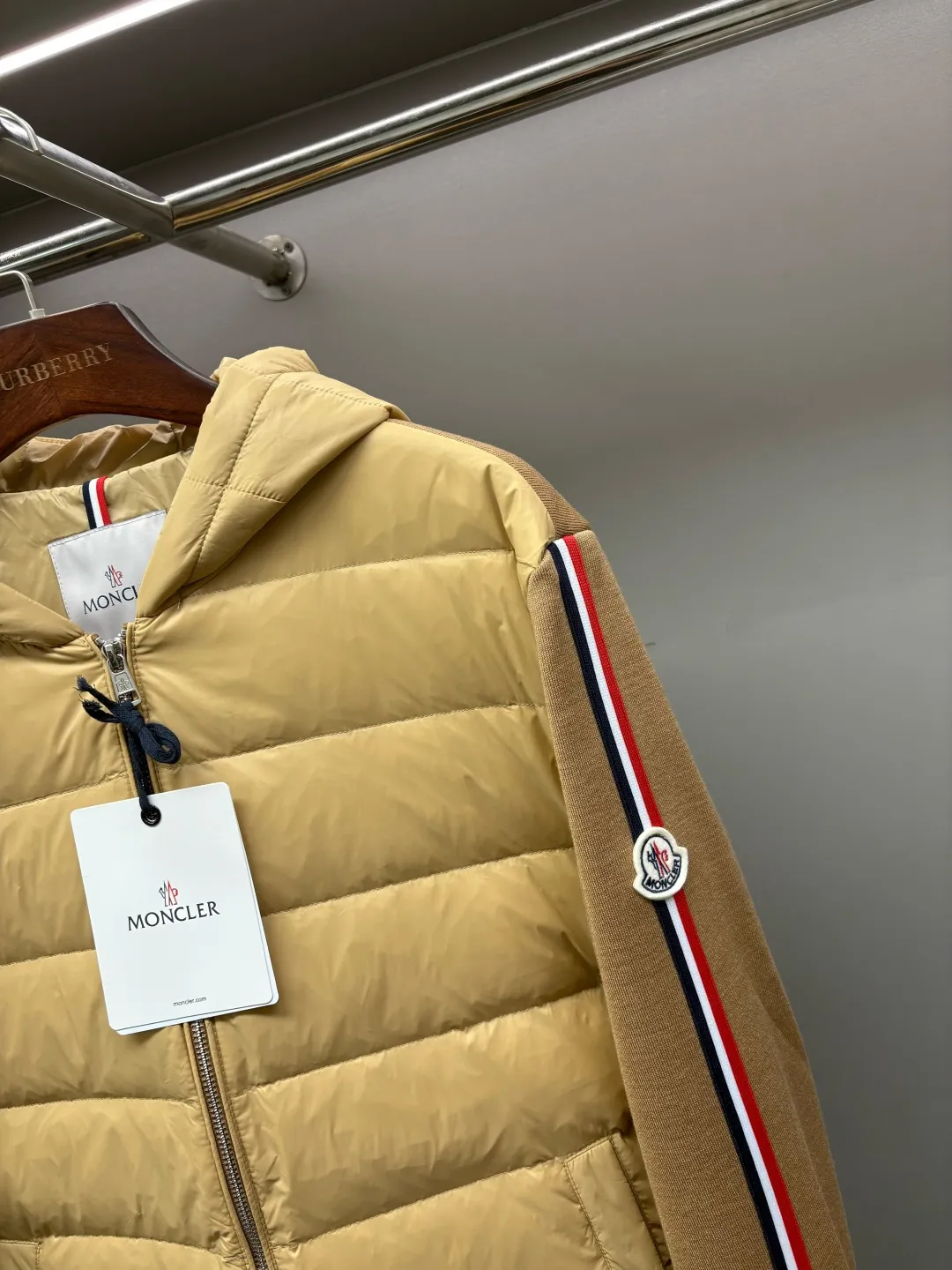 P790 Moncler's new cashmere knitted spliced down jacket [Moncler | The fusion of knitted feathers brings warmth to life] The knitted spliced hooded down jacket reshapes the winter wearing experience with an ingenious structure [Inspirational weaving, flexibility] ▪️Customized accessories at the counter, made one-to-one with the original version ▪️ Drawing on the aesthetics of BUREEKKY three-dimensional tailoring ▪️ Continuing Kathleen Hickman's hand-stitching philosophy When delicate knitting meets light down, the combination of strength and softness interprets the beauty of composite materials [warmth in the harsh winter, light and unbundled] ▫️ 800-fill white goose down, locking in every inch of body temperature ▫️ 5A-grade cashmere blended knit, skin-friendly, breathable and elastic ▫️ Zoned filling technology, enhanced warmth in key areas, soft fit in active areas [Ingenuity in details, unique style] → Hooded three-dimensional cut, fits the neck line, keeps the wind warm → Knitted shoulder splicing improves freedom of movement and says goodbye to tightness → Laser quilting and hand-stitching alternate, every step is marked by craftsmanship → Double-sided pockets, safe and practical without damaging the silhouette Code number: M-XXXL Color: Black Khaki