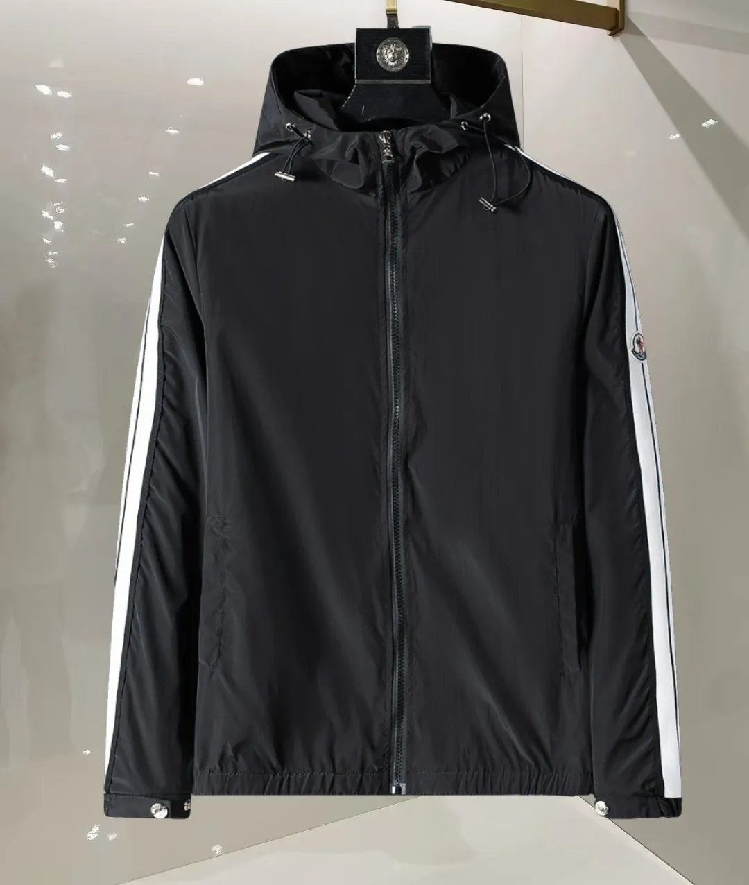 P380 🌸🌸🌸🌸 Moncler's latest 25-year-old men's jacket. The color combination has a classic charm without losing youthful vitality. It reshapes a new design style and shows a bold and confident brand design concept.  Imported fabrics, sleeves and pockets are paired with exclusive brand designs, reflecting the minimalist pursuit of quality and design. Low-key luxury fully embodies the brand image and status! The brand LOGO icon design is simple and recognizable, with a delicate and comfortable touch, excellent details, exquisite and elegant everywhere, fashionable design, a capable and stylish upper body, and full of aura! The all-over pattern and simple aesthetics are brought to the extreme, and it is a jacket that can be mixed and matched. There is no doubt that it is a must-have product for men. It is extremely practical and the color is easy to match.  Color: Picture color. Sizes: M, L, xL, xxL, xxxL
