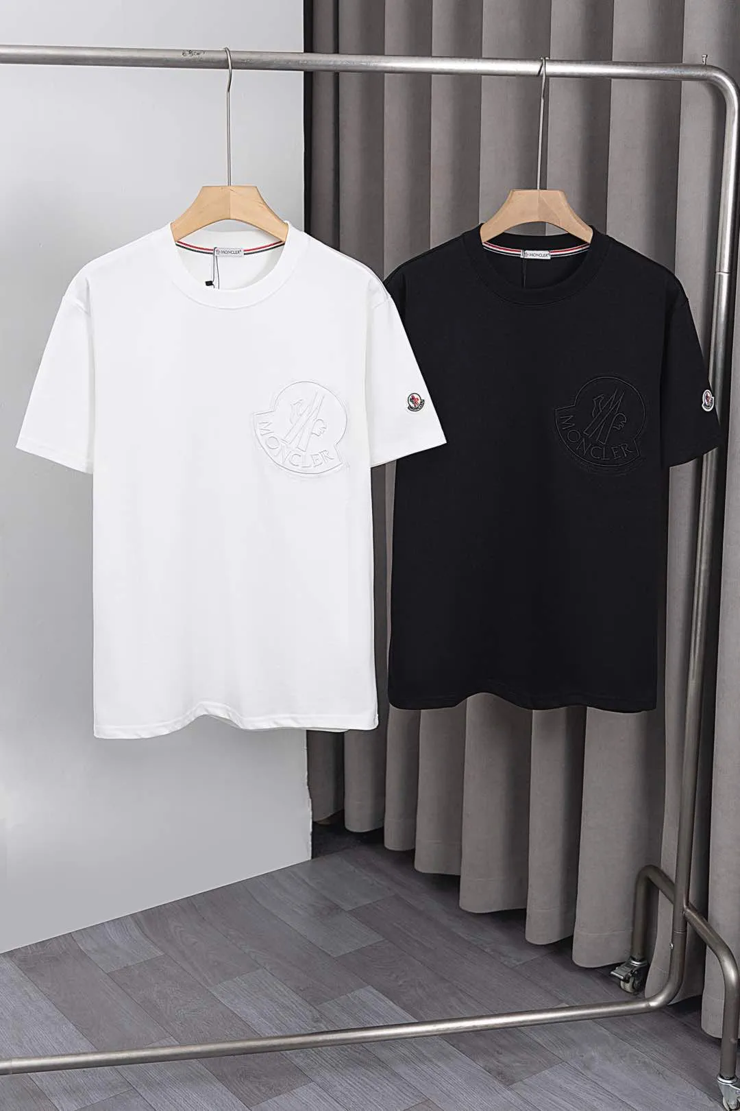 P134 S021 25ss new Moncler short-sleeve mask. Made of 260g double yarn fabric. Moncler large LOGO embroidery on the chest + small Moncler embroidery logo on the sleeves. Fashionable and elegant. Same style for men and women. Color: black, white, size: M~3XL