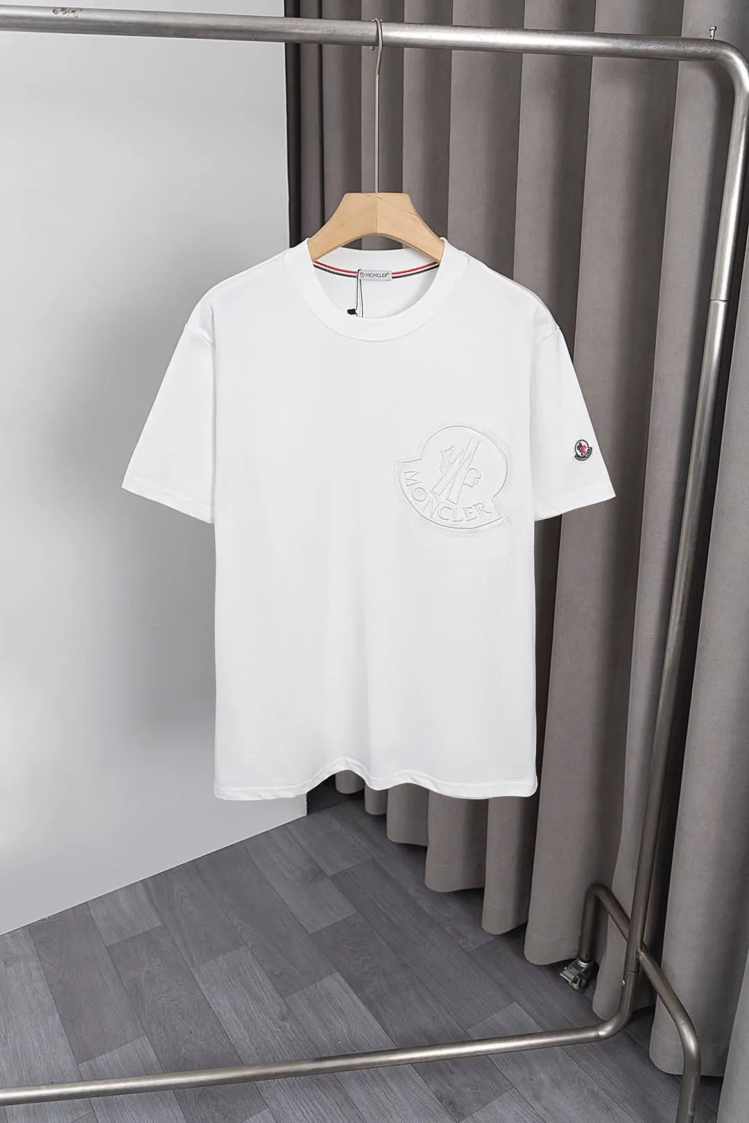 P134 S021 25ss new Moncler short-sleeve mask. Made of 260g double yarn fabric. Moncler large LOGO embroidery on the chest + small Moncler embroidery logo on the sleeves. Fashionable and elegant. Same style for men and women. Color: black, white, size: M~3XL