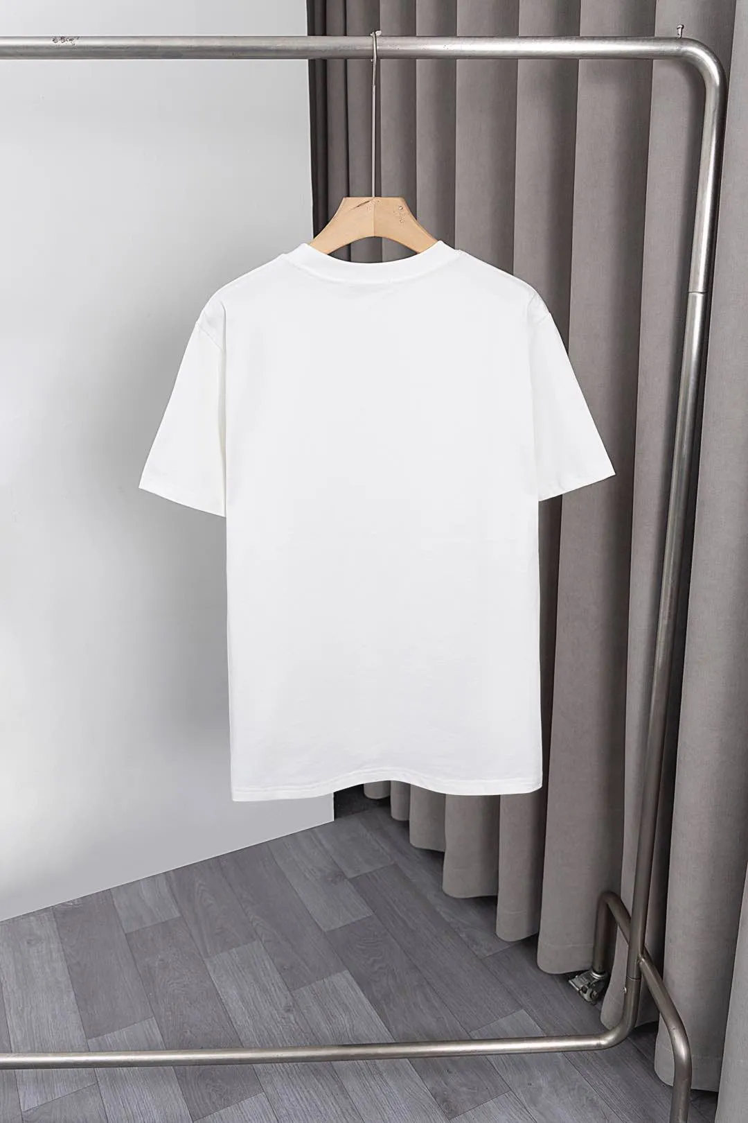 P134 S021 25ss new Moncler short-sleeve mask. Made of 260g double yarn fabric. Moncler large LOGO embroidery on the chest + small Moncler embroidery logo on the sleeves. Fashionable and elegant. Same style for men and women. Color: black, white, size: M~3XL