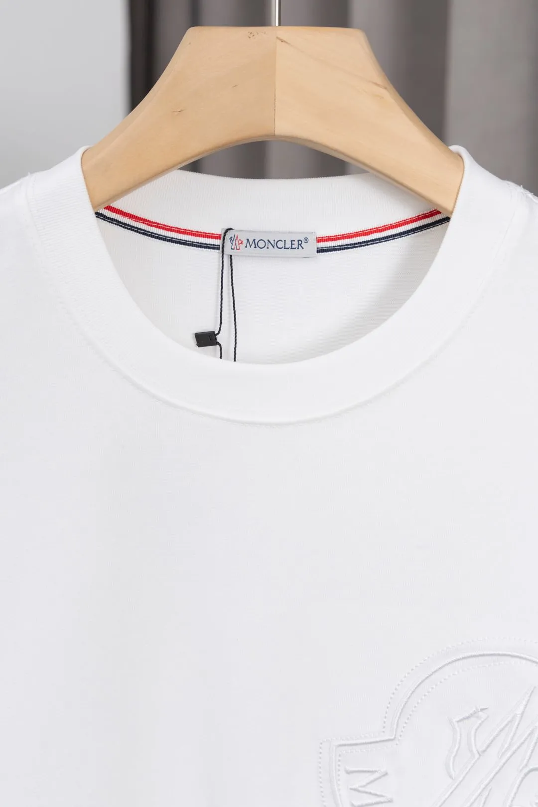 P134 S021 25ss new Moncler short-sleeve mask. Made of 260g double yarn fabric. Moncler large LOGO embroidery on the chest + small Moncler embroidery logo on the sleeves. Fashionable and elegant. Same style for men and women. Color: black, white, size: M~3XL
