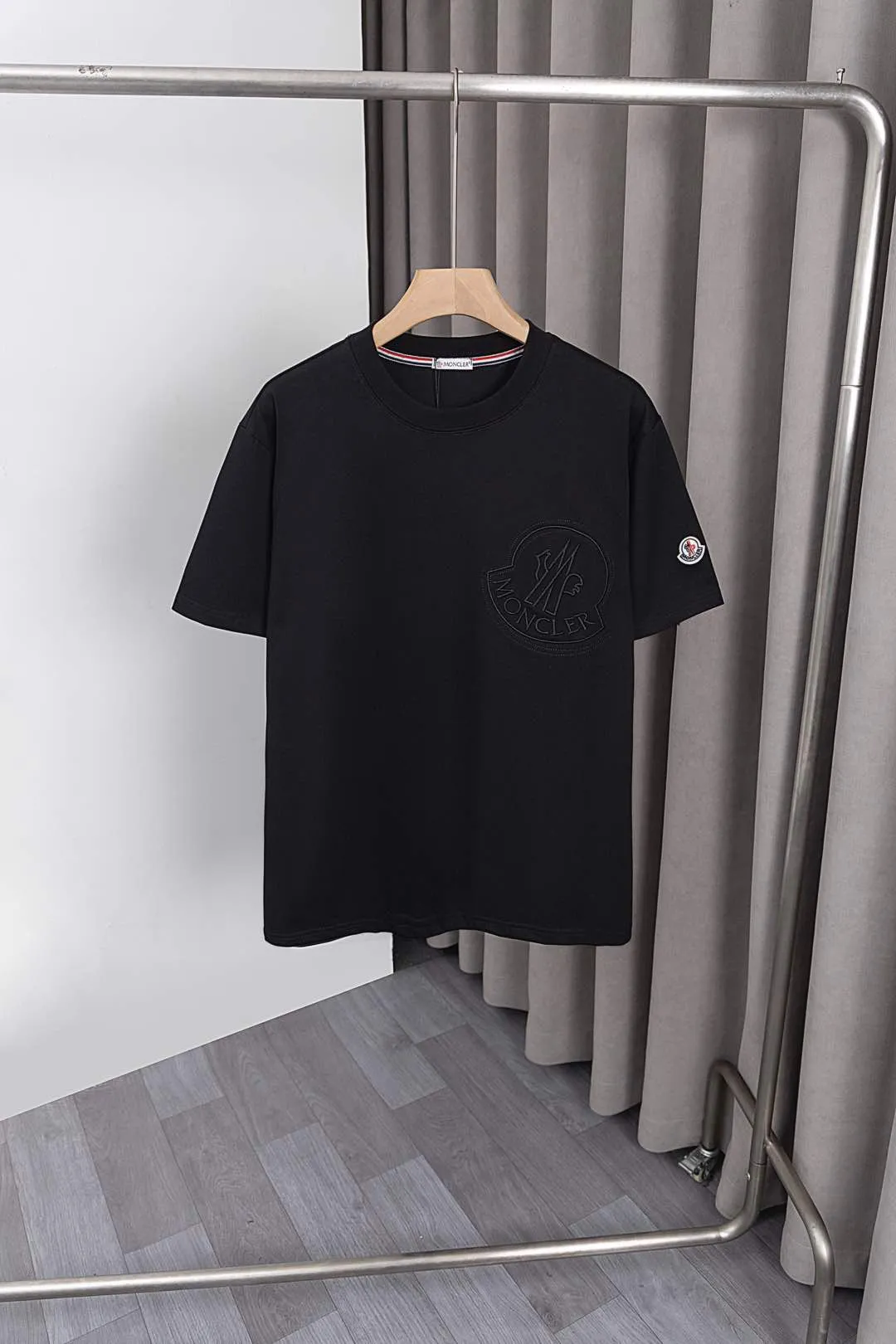 P134 S021 25ss new Moncler short-sleeve mask. Made of 260g double yarn fabric. Moncler large LOGO embroidery on the chest + small Moncler embroidery logo on the sleeves. Fashionable and elegant. Same style for men and women. Color: black, white, size: M~3XL