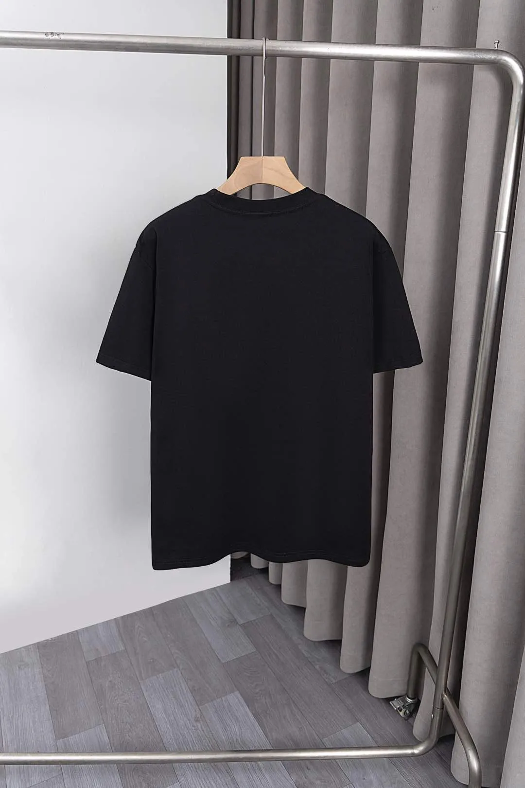 P134 S021 25ss new Moncler short-sleeve mask. Made of 260g double yarn fabric. Moncler large LOGO embroidery on the chest + small Moncler embroidery logo on the sleeves. Fashionable and elegant. Same style for men and women. Color: black, white, size: M~3XL