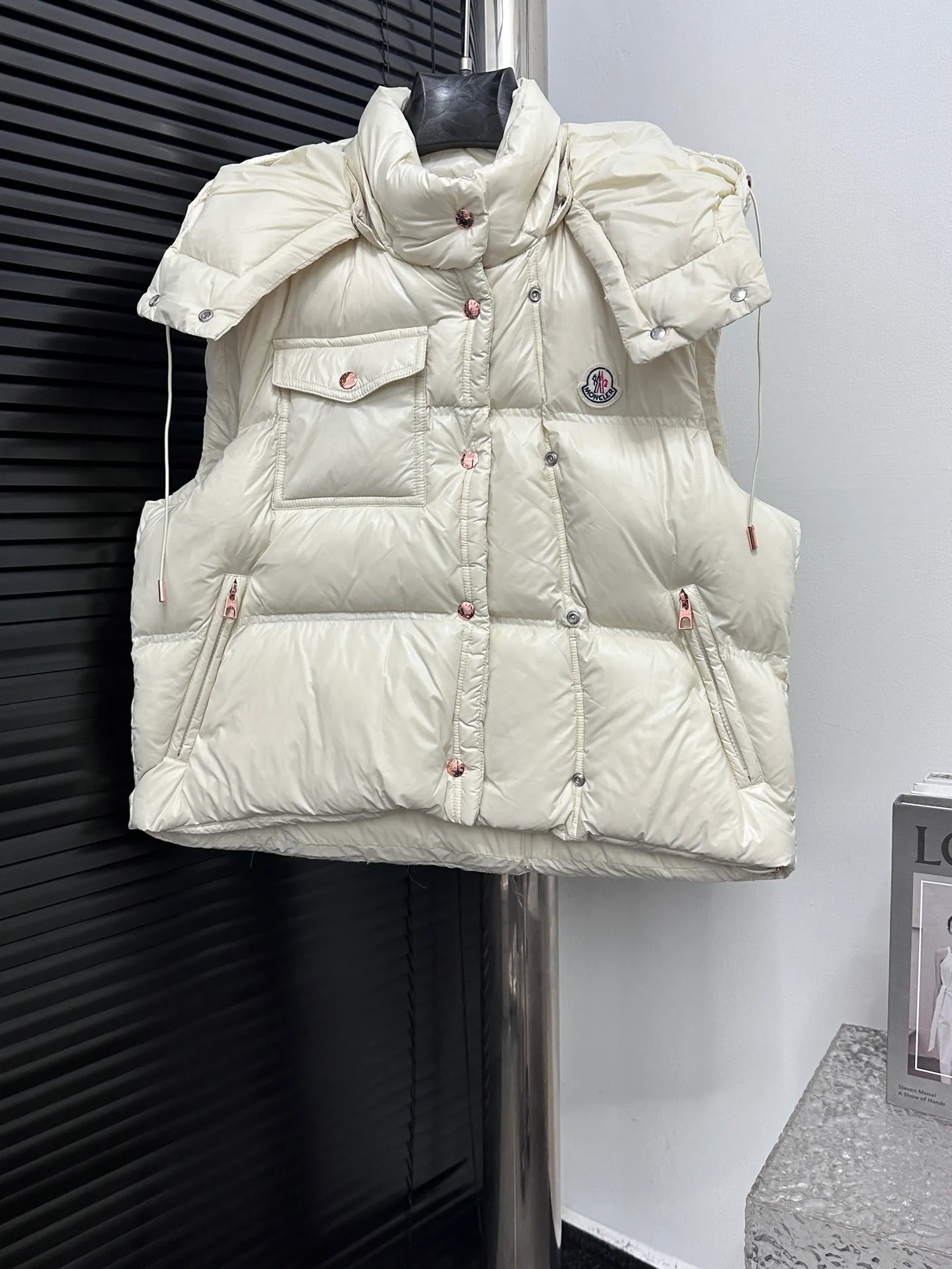 P740 [Moncler] Moncler's new autumn and winter product Pario women's hooded down vest. The Pario down vest cleverly uses shape and texture to show modern style. Made from functional super laque nylon fabric with a glossy finish. This hooded insulated piece features a double-snap closure for an asymmetrical shape. Trimmed with quilting in different sizes for a geometric feel. Size: 1-4 Color: Black Cream Mint Green