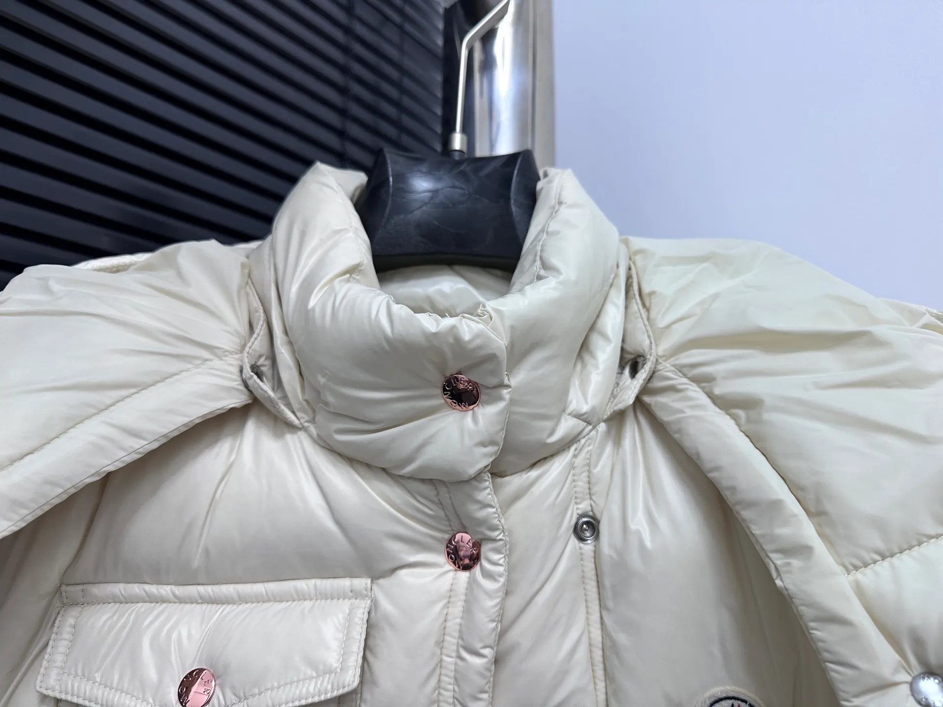 P740 [Moncler] Moncler's new autumn and winter product Pario women's hooded down vest. The Pario down vest cleverly uses shape and texture to show modern style. Made from functional super laque nylon fabric with a glossy finish. This hooded insulated piece features a double-snap closure for an asymmetrical shape. Trimmed with quilting in different sizes for a geometric feel. Size: 1-4 Color: Black Cream Mint Green