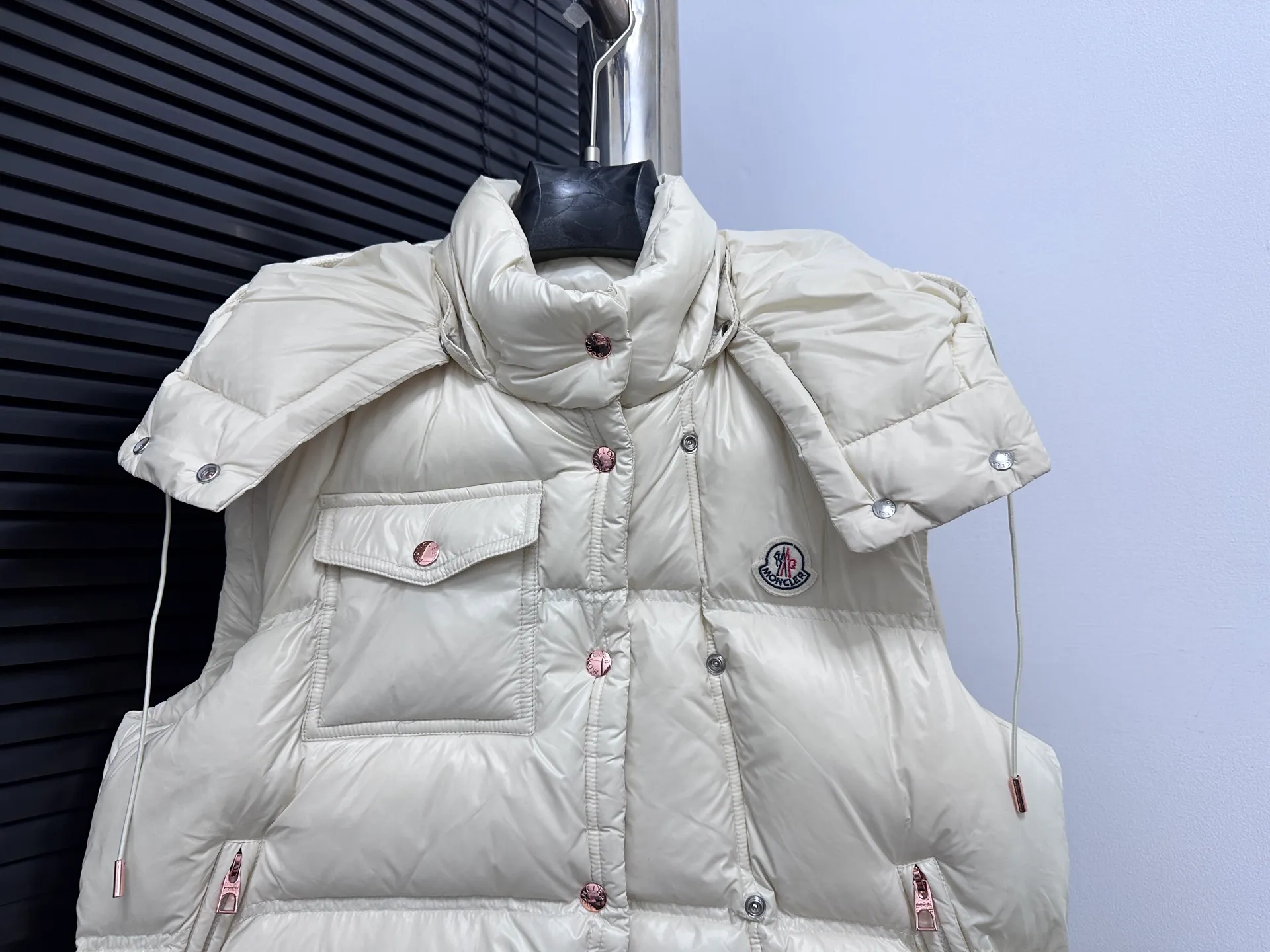 P740 [Moncler] Moncler's new autumn and winter product Pario women's hooded down vest. The Pario down vest cleverly uses shape and texture to show modern style. Made from functional super laque nylon fabric with a glossy finish. This hooded insulated piece features a double-snap closure for an asymmetrical shape. Trimmed with quilting in different sizes for a geometric feel. Size: 1-4 Color: Black Cream Mint Green