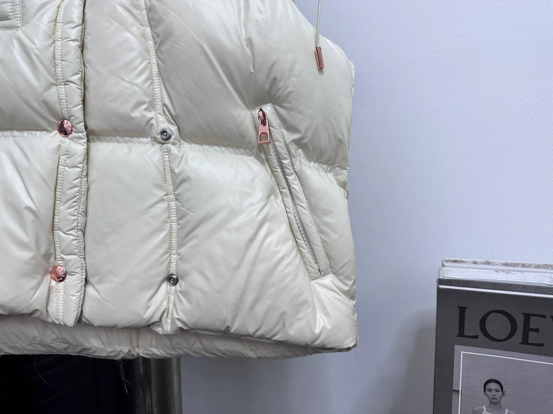 P740 [Moncler] Moncler's new autumn and winter product Pario women's hooded down vest. The Pario down vest cleverly uses shape and texture to show modern style. Made from functional super laque nylon fabric with a glossy finish. This hooded insulated piece features a double-snap closure for an asymmetrical shape. Trimmed with quilting in different sizes for a geometric feel. Size: 1-4 Color: Black Cream Mint Green
