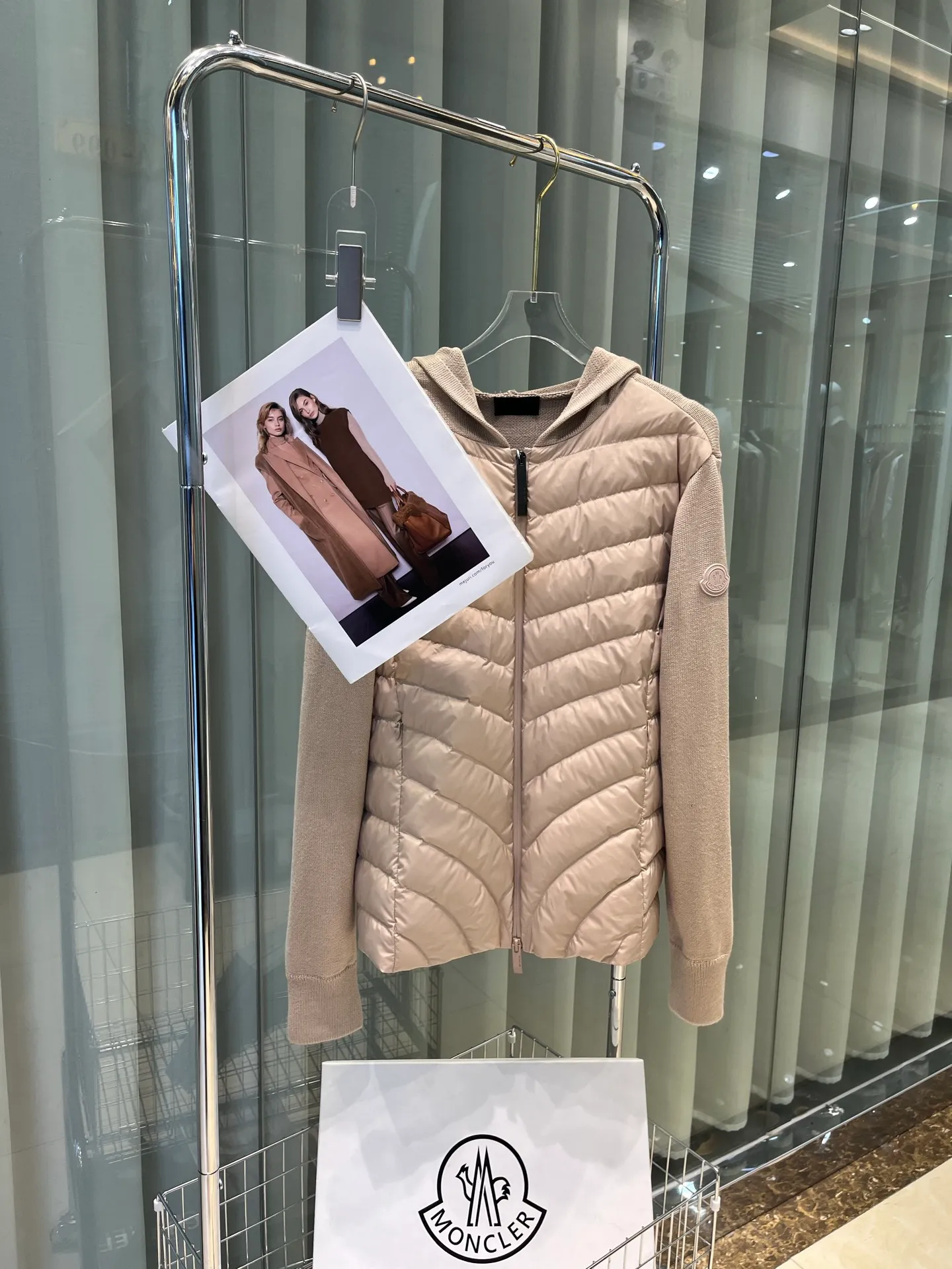 P780 Moncler 25 women's hooded patchwork down jacket is the first choice for women this autumn. It is versatile and easy to wear. Original customized national standard 90 white duck down filling! 1:1 hardware comparison, store quality. Color: Black Pink Size: S-M-L