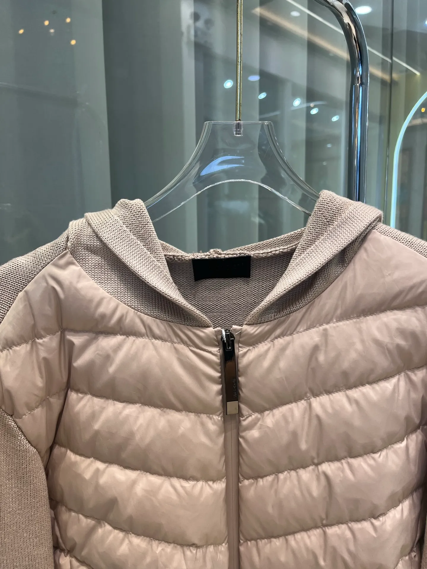 P780 Moncler 25 women's hooded patchwork down jacket is the first choice for women this autumn. It is versatile and easy to wear. Original customized national standard 90 white duck down filling! 1:1 hardware comparison, store quality. Color: Black Pink Size: S-M-L