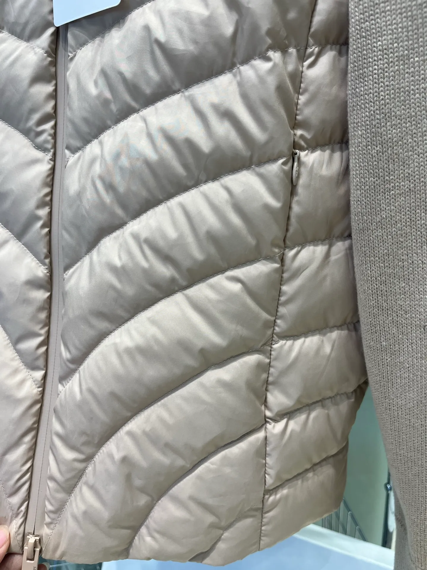 P780 Moncler 25 women's hooded patchwork down jacket is the first choice for women this autumn. It is versatile and easy to wear. Original customized national standard 90 white duck down filling! 1:1 hardware comparison, store quality. Color: Black Pink Size: S-M-L