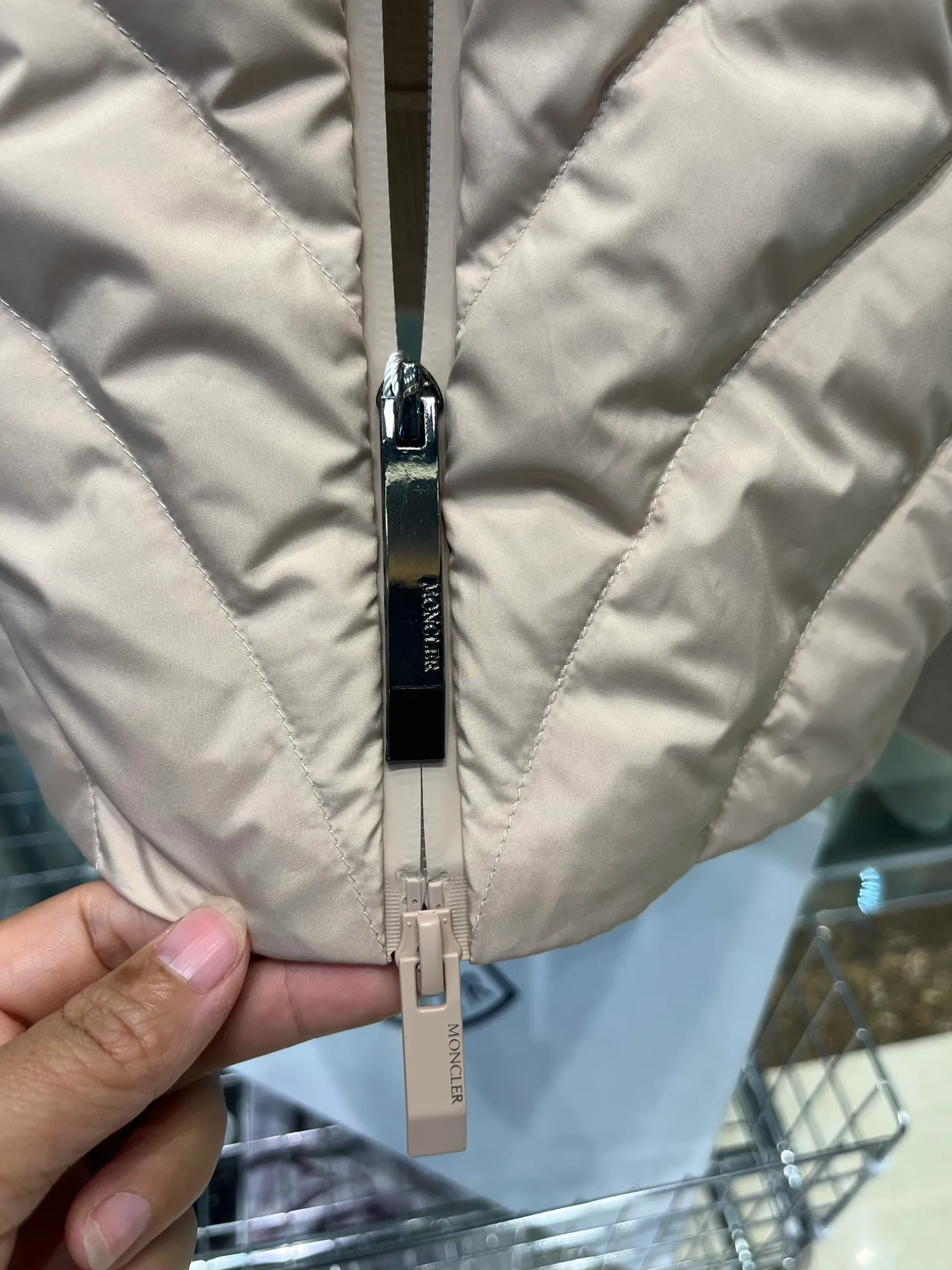 P780 Moncler 25 women's hooded patchwork down jacket is the first choice for women this autumn. It is versatile and easy to wear. Original customized national standard 90 white duck down filling! 1:1 hardware comparison, store quality. Color: Black Pink Size: S-M-L