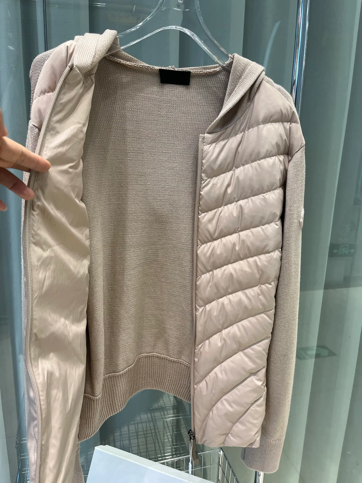 P780 Moncler 25 women's hooded patchwork down jacket is the first choice for women this autumn. It is versatile and easy to wear. Original customized national standard 90 white duck down filling! 1:1 hardware comparison, store quality. Color: Black Pink Size: S-M-L