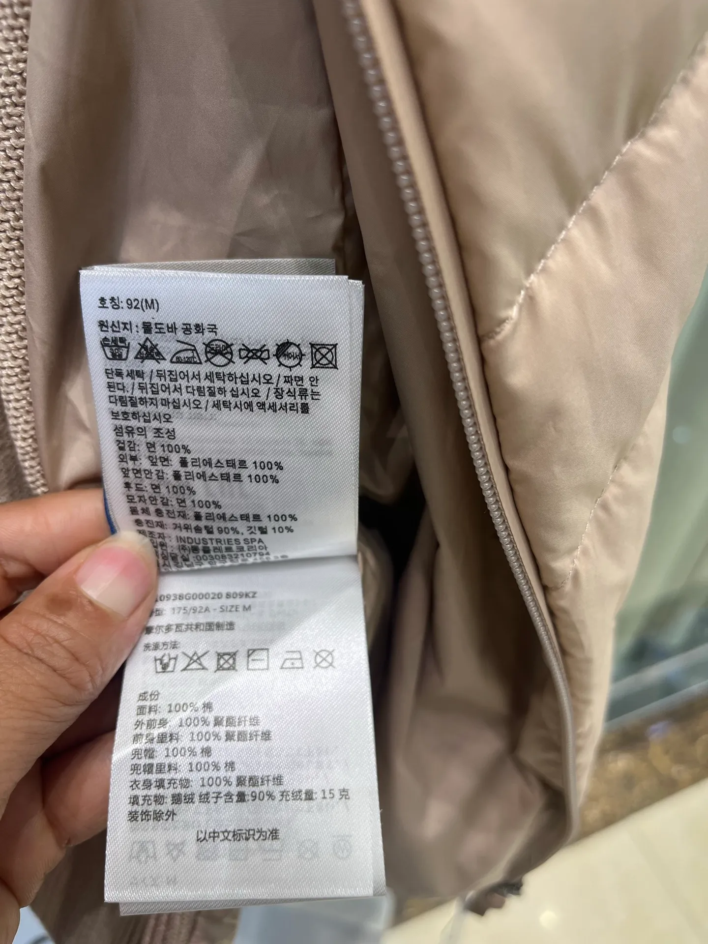 P780 Moncler 25 women's hooded patchwork down jacket is the first choice for women this autumn. It is versatile and easy to wear. Original customized national standard 90 white duck down filling! 1:1 hardware comparison, store quality. Color: Black Pink Size: S-M-L