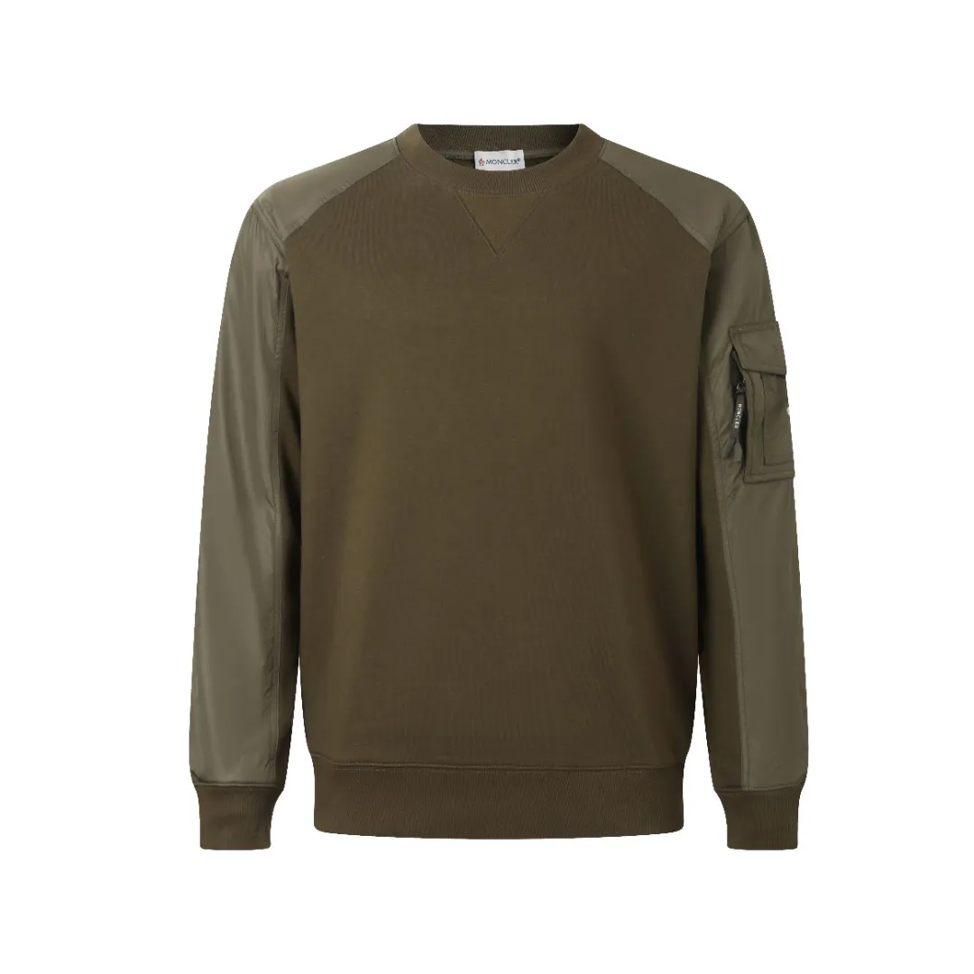 P400 Moncler logo pocket nylon splicing crew neck sweatshirt. The fabric is made of customized soft velvet cotton blend warm core material and tough nylon high-density woven material. It is smooth and delicate, comfortable and close to the skin. It is based on a deep black curtain. The chest quietly draws a triangular world. The iconic Moncler logo embroidery logo decorates the sleeves. Integrated nylon fabrics embellish the square silhouette. Cross-disciplinary aesthetic grafting. Exquisite small pocket design Revealing a flexible and relaxed beauty, deconstructing the attitude of modern gentlemen, showing taste in silence, needle and shuttle stitching technology can make full use of the respective advantages of knitted fabrics and woven fabrics. By choosing the appropriate sewing process and stitches, the splicing parts can be ensured to be strong and beautiful, and the template machine can open the bag. The preset template guides the position, shape and size of the bag opening. The accuracy ensures the quality of the bag opening effect. The fabrics have been washed and have a better hand feel. Not easy to deform, not easy to shrink, not easy to fade. Maintain long-lasting beauty. Size:S-M-L-XL