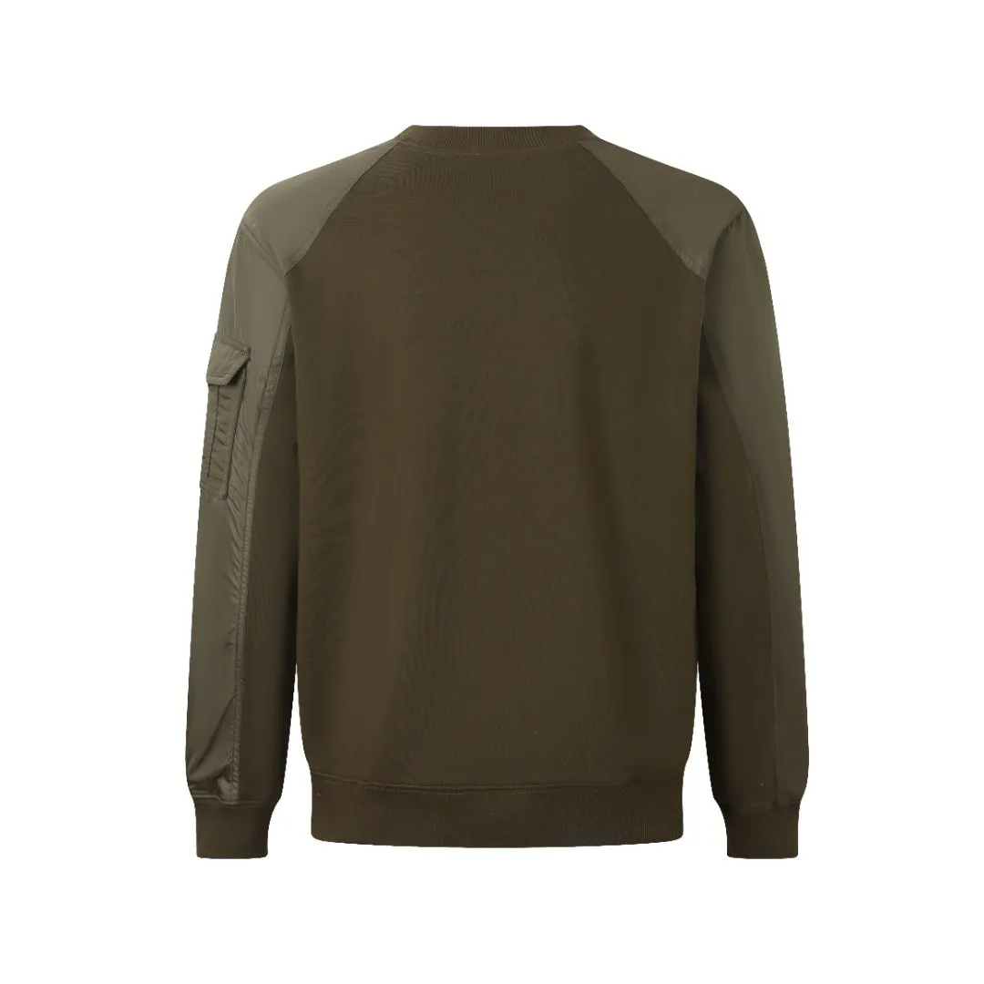 P400 Moncler logo pocket nylon splicing crew neck sweatshirt. The fabric is made of customized soft velvet cotton blend warm core material and tough nylon high-density woven material. It is smooth and delicate, comfortable and close to the skin. It is based on a deep black curtain. The chest quietly draws a triangular world. The iconic Moncler logo embroidery logo decorates the sleeves. Integrated nylon fabrics embellish the square silhouette. Cross-disciplinary aesthetic grafting. Exquisite small pocket design Revealing a flexible and relaxed beauty, deconstructing the attitude of modern gentlemen, showing taste in silence, needle and shuttle stitching technology can make full use of the respective advantages of knitted fabrics and woven fabrics. By choosing the appropriate sewing process and stitches, the splicing parts can be ensured to be strong and beautiful, and the template machine can open the bag. The preset template guides the position, shape and size of the bag opening. The accuracy ensures the quality of the bag opening effect. The fabrics have been washed and have a better hand feel. Not easy to deform, not easy to shrink, not easy to fade. Maintain long-lasting beauty. Size:S-M-L-XL