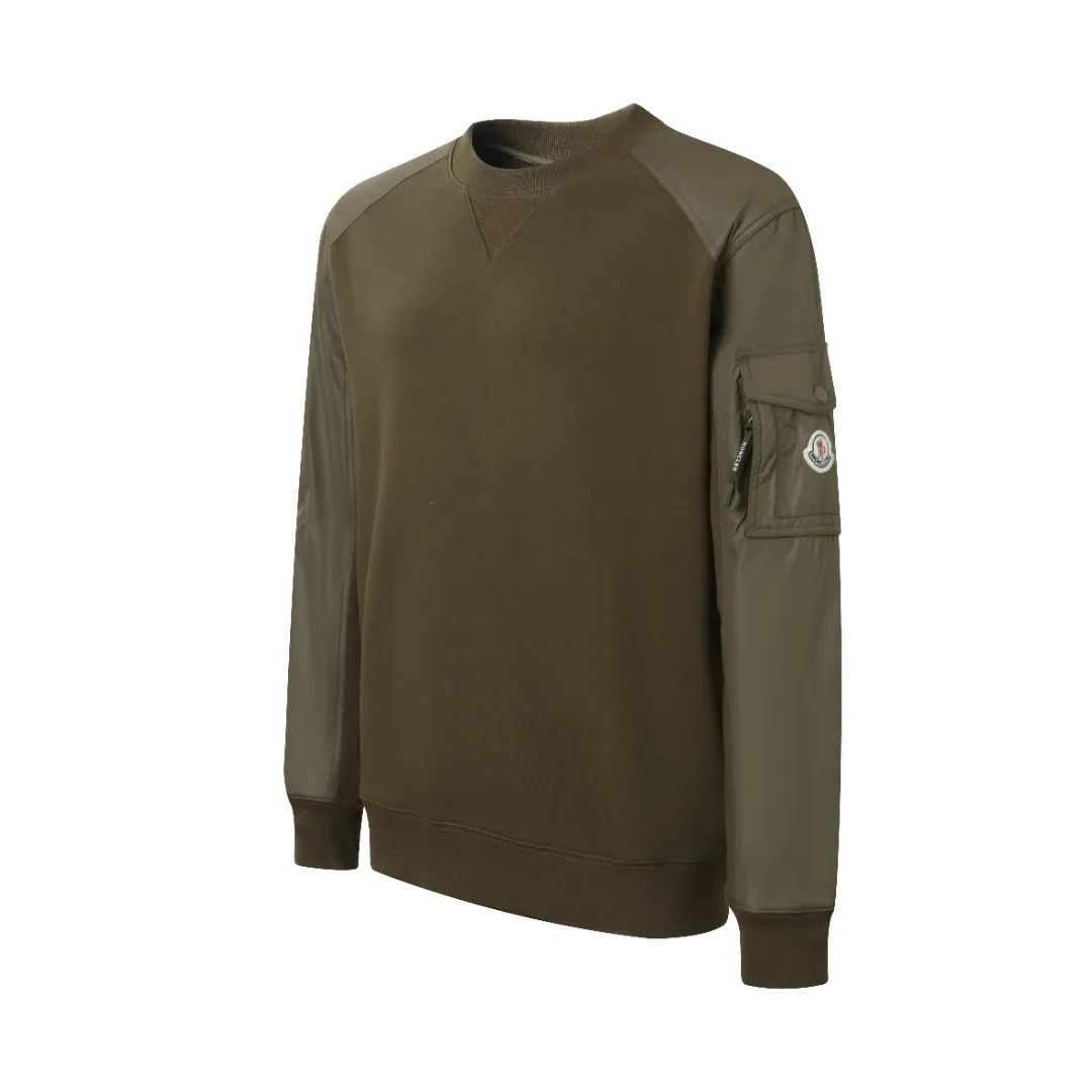 P400 Moncler logo pocket nylon splicing crew neck sweatshirt. The fabric is made of customized soft velvet cotton blend warm core material and tough nylon high-density woven material. It is smooth and delicate, comfortable and close to the skin. It is based on a deep black curtain. The chest quietly draws a triangular world. The iconic Moncler logo embroidery logo decorates the sleeves. Integrated nylon fabrics embellish the square silhouette. Cross-disciplinary aesthetic grafting. Exquisite small pocket design Revealing a flexible and relaxed beauty, deconstructing the attitude of modern gentlemen, showing taste in silence, needle and shuttle stitching technology can make full use of the respective advantages of knitted fabrics and woven fabrics. By choosing the appropriate sewing process and stitches, the splicing parts can be ensured to be strong and beautiful, and the template machine can open the bag. The preset template guides the position, shape and size of the bag opening. The accuracy ensures the quality of the bag opening effect. The fabrics have been washed and have a better hand feel. Not easy to deform, not easy to shrink, not easy to fade. Maintain long-lasting beauty. Size:S-M-L-XL