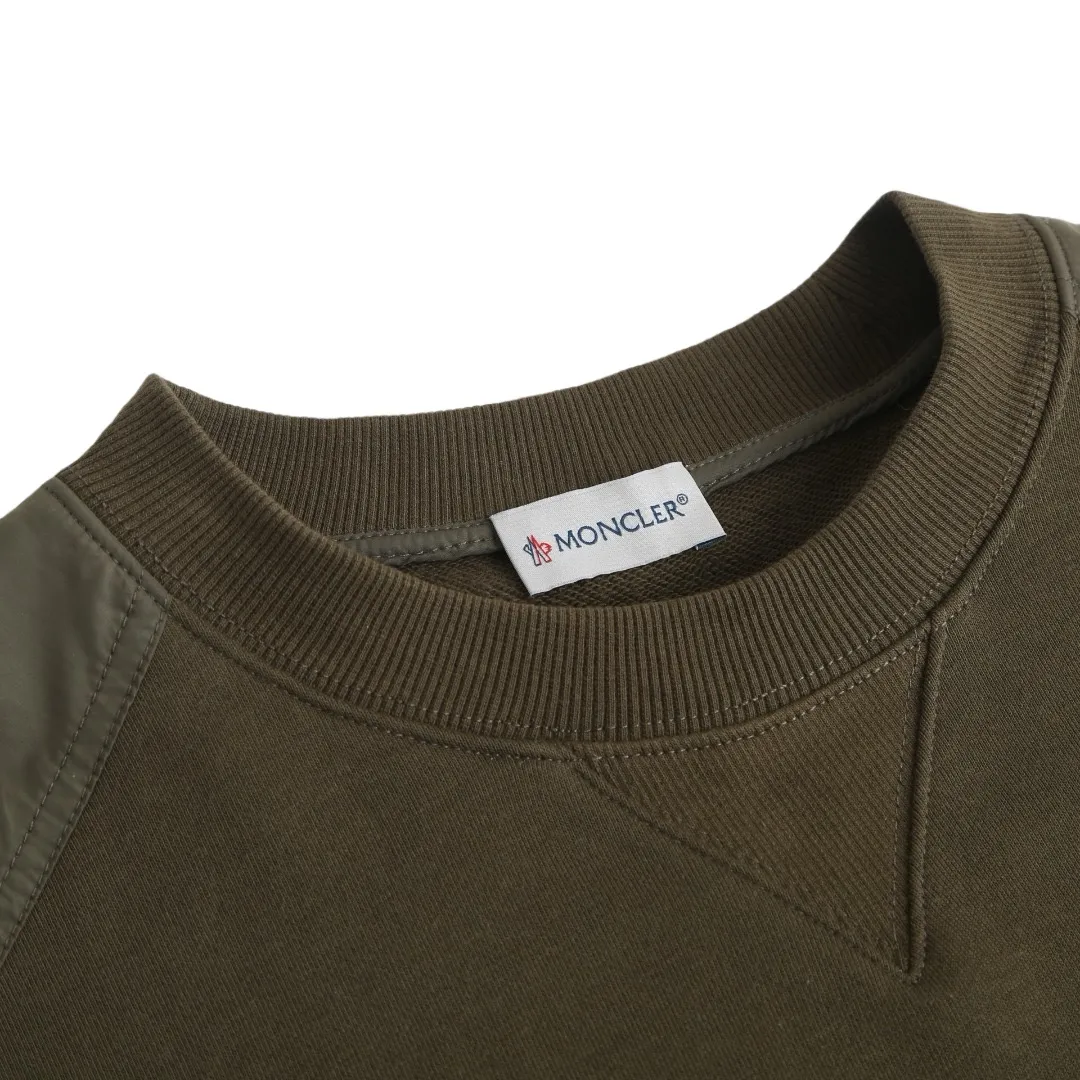 P400 Moncler logo pocket nylon splicing crew neck sweatshirt. The fabric is made of customized soft velvet cotton blend warm core material and tough nylon high-density woven material. It is smooth and delicate, comfortable and close to the skin. It is based on a deep black curtain. The chest quietly draws a triangular world. The iconic Moncler logo embroidery logo decorates the sleeves. Integrated nylon fabrics embellish the square silhouette. Cross-disciplinary aesthetic grafting. Exquisite small pocket design Revealing a flexible and relaxed beauty, deconstructing the attitude of modern gentlemen, showing taste in silence, needle and shuttle stitching technology can make full use of the respective advantages of knitted fabrics and woven fabrics. By choosing the appropriate sewing process and stitches, the splicing parts can be ensured to be strong and beautiful, and the template machine can open the bag. The preset template guides the position, shape and size of the bag opening. The accuracy ensures the quality of the bag opening effect. The fabrics have been washed and have a better hand feel. Not easy to deform, not easy to shrink, not easy to fade. Maintain long-lasting beauty. Size:S-M-L-XL