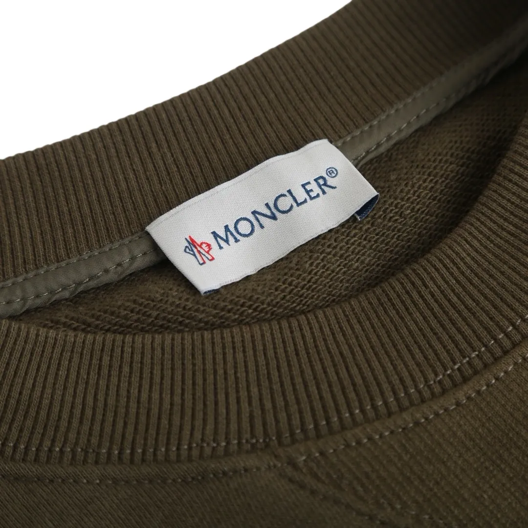P400 Moncler logo pocket nylon splicing crew neck sweatshirt. The fabric is made of customized soft velvet cotton blend warm core material and tough nylon high-density woven material. It is smooth and delicate, comfortable and close to the skin. It is based on a deep black curtain. The chest quietly draws a triangular world. The iconic Moncler logo embroidery logo decorates the sleeves. Integrated nylon fabrics embellish the square silhouette. Cross-disciplinary aesthetic grafting. Exquisite small pocket design Revealing a flexible and relaxed beauty, deconstructing the attitude of modern gentlemen, showing taste in silence, needle and shuttle stitching technology can make full use of the respective advantages of knitted fabrics and woven fabrics. By choosing the appropriate sewing process and stitches, the splicing parts can be ensured to be strong and beautiful, and the template machine can open the bag. The preset template guides the position, shape and size of the bag opening. The accuracy ensures the quality of the bag opening effect. The fabrics have been washed and have a better hand feel. Not easy to deform, not easy to shrink, not easy to fade. Maintain long-lasting beauty. Size:S-M-L-XL