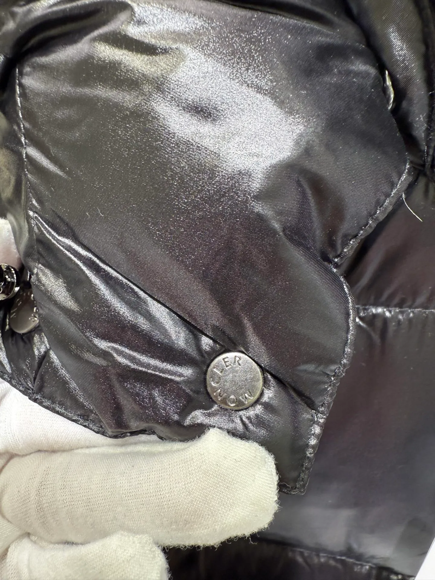 P1180 Moncler Maya Men's Men's Short Down Jacket The Moncler Maya men's down jacket is made of shiny patented nylon with signature rectangular quilting, which is a model of Moncler style. A classic cropped design that transcends seasons and styles, it features a statement silhouette, removable hood and adjustable hem. The sleeves are embellished with classic patch pockets, showcasing the brand's signature style.  Fabric: 100% nylon, 90% white goose down Craftsmanship: Made of lacquered nylon, lacquered nylon lining filled with down, rectangular quilting, detachable hood with snaps that can be adjusted by drawstring, two-way zip fly, external and internal zippered pockets, adjustable elastic cuffs with snaps, hood with drawstring, sleeves with flap patch pockets, sleeves decorated with Moncler felt trademark.  Size: 123456 0548000