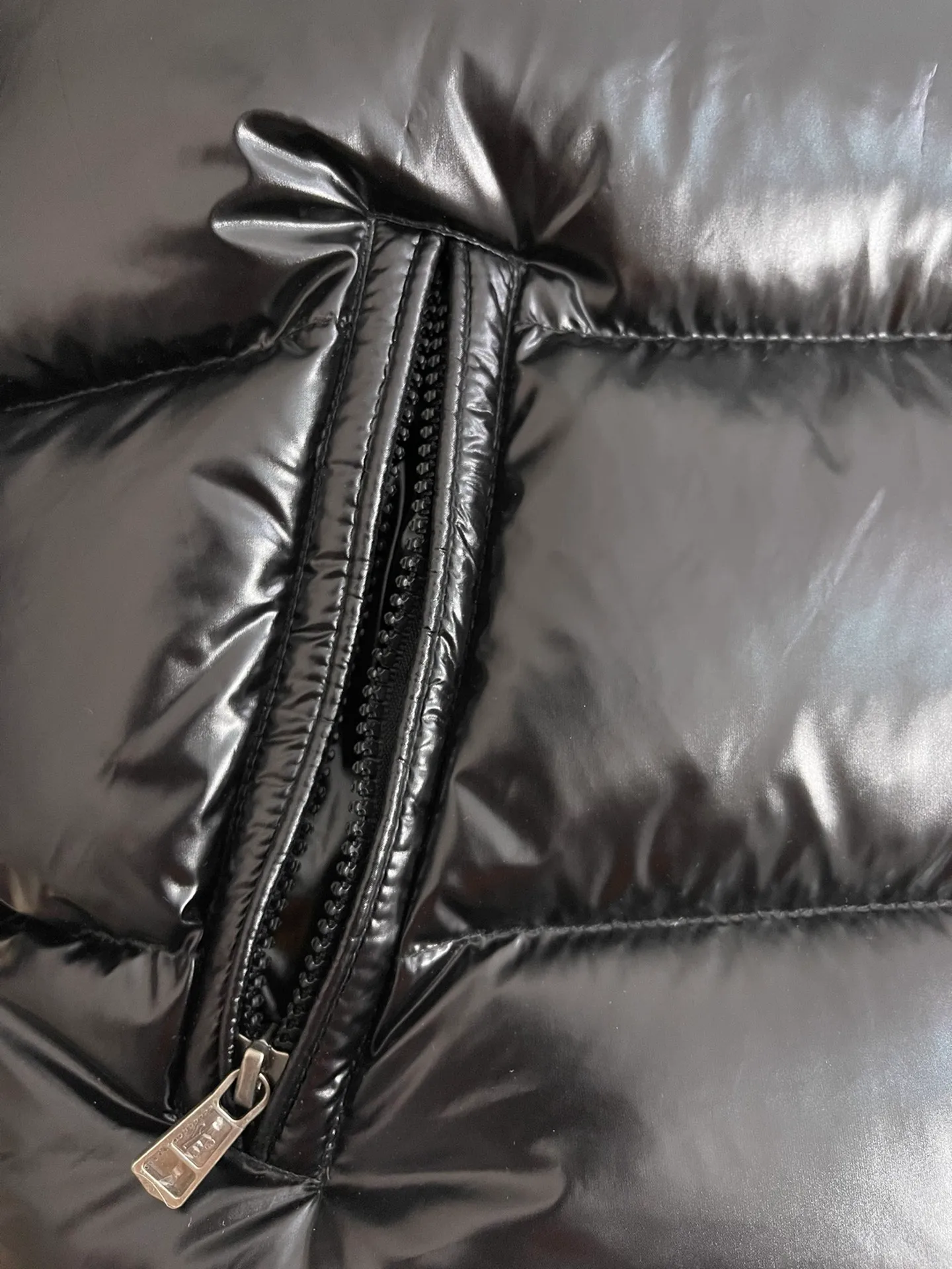 P1180 Moncler Maya Men's Men's Short Down Jacket The Moncler Maya men's down jacket is made of shiny patented nylon with signature rectangular quilting, which is a model of Moncler style. A classic cropped design that transcends seasons and styles, it features a statement silhouette, removable hood and adjustable hem. The sleeves are embellished with classic patch pockets, showcasing the brand's signature style.  Fabric: 100% nylon, 90% white goose down Craftsmanship: Made of lacquered nylon, lacquered nylon lining filled with down, rectangular quilting, detachable hood with snaps that can be adjusted by drawstring, two-way zip fly, external and internal zippered pockets, adjustable elastic cuffs with snaps, hood with drawstring, sleeves with flap patch pockets, sleeves decorated with Moncler felt trademark.  Size: 123456 0548000