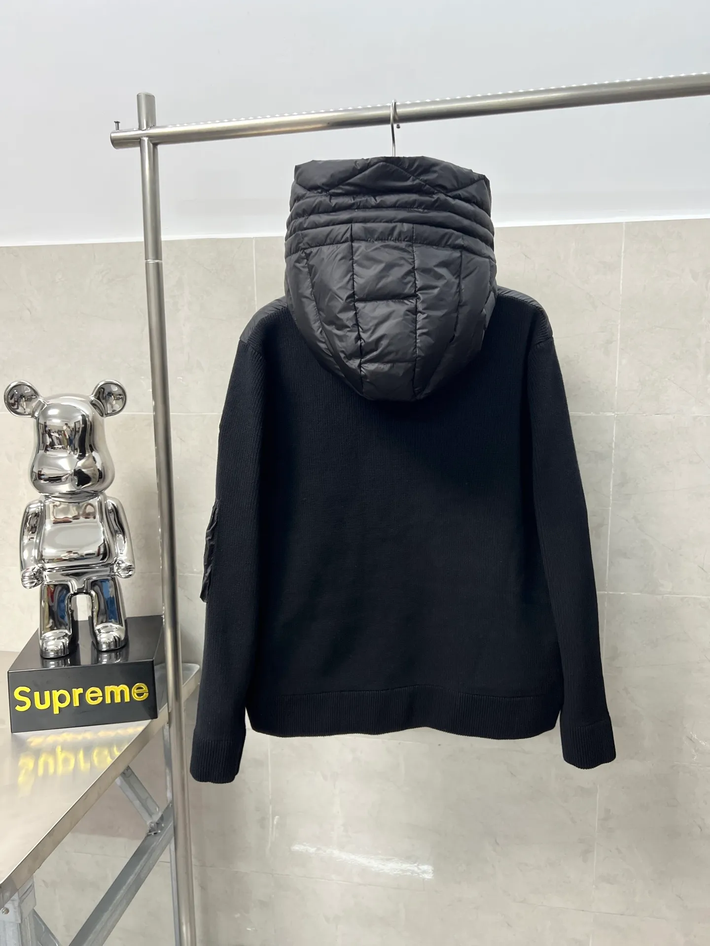 P800 Moncler masked patchwork hooded knitted down jacket The new autumn and winter products are great for inner wear!!! In fact, in China, down is a basic style in black. It can be worn alone or layered, which will make it more layered!!! It is very elegant to wear in autumn! The texture is amazing, the down is large, delicate and stemless, and full of fluffy! It has enough filling and has good thermal insulation performance. That’s it! It’s windproof and warm, eliminating any possibility of velvet running. It feels silky and soft, and the stiffness is very light. It’s time to prepare it! It won’t look bloated at all, not to mention the design!!! The black classic is easy to match without being old-fashioned, and the classic logo on the sleeves and arms shows the temperament and charm of a man! Size: M L XL 2XL 3XL