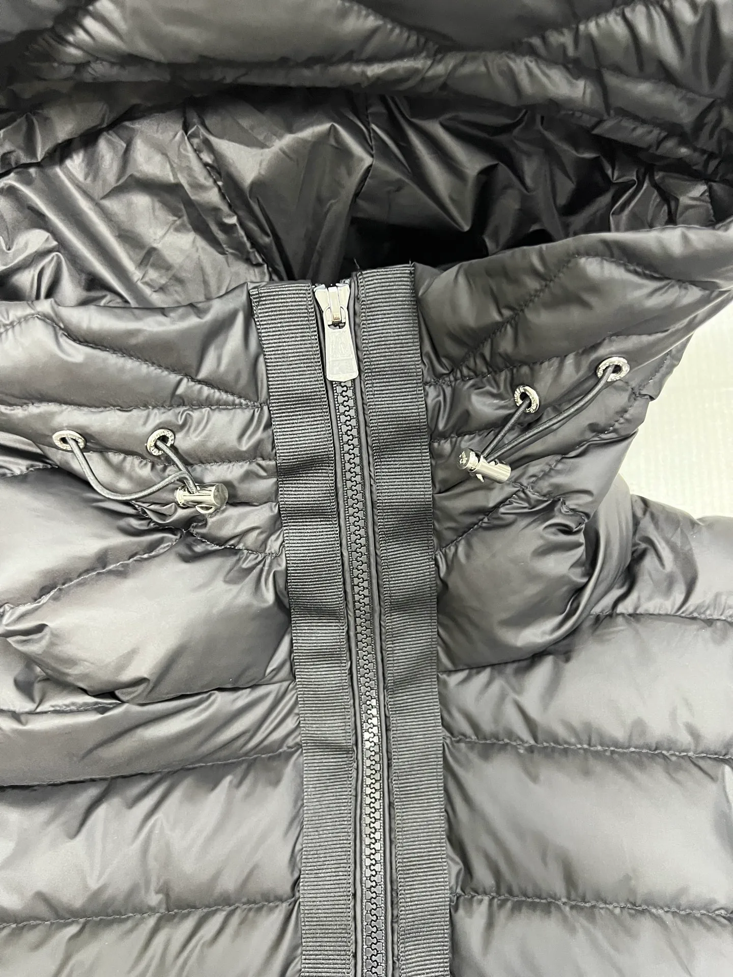 P800 Moncler masked patchwork hooded knitted down jacket The new autumn and winter products are great for inner wear!!! In fact, in China, down is a basic style in black. It can be worn alone or layered, which will make it more layered!!! It is very elegant to wear in autumn! The texture is amazing, the down is large, delicate and stemless, and full of fluffy! It has enough filling and has good thermal insulation performance. That’s it! It’s windproof and warm, eliminating any possibility of velvet running. It feels silky and soft, and the stiffness is very light. It’s time to prepare it! It won’t look bloated at all, not to mention the design!!! The black classic is easy to match without being old-fashioned, and the classic logo on the sleeves and arms shows the temperament and charm of a man! Size: M L XL 2XL 3XL