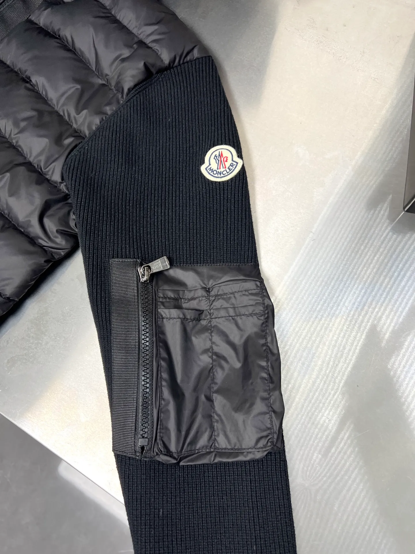 P800 Moncler masked patchwork hooded knitted down jacket The new autumn and winter products are great for inner wear!!! In fact, in China, down is a basic style in black. It can be worn alone or layered, which will make it more layered!!! It is very elegant to wear in autumn! The texture is amazing, the down is large, delicate and stemless, and full of fluffy! It has enough filling and has good thermal insulation performance. That’s it! It’s windproof and warm, eliminating any possibility of velvet running. It feels silky and soft, and the stiffness is very light. It’s time to prepare it! It won’t look bloated at all, not to mention the design!!! The black classic is easy to match without being old-fashioned, and the classic logo on the sleeves and arms shows the temperament and charm of a man! Size: M L XL 2XL 3XL