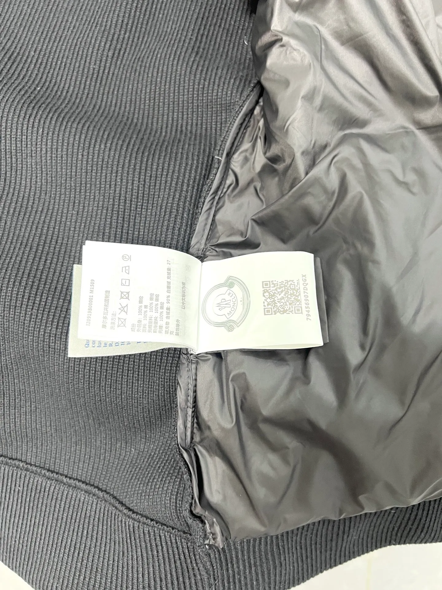 P800 Moncler masked patchwork hooded knitted down jacket The new autumn and winter products are great for inner wear!!! In fact, in China, down is a basic style in black. It can be worn alone or layered, which will make it more layered!!! It is very elegant to wear in autumn! The texture is amazing, the down is large, delicate and stemless, and full of fluffy! It has enough filling and has good thermal insulation performance. That’s it! It’s windproof and warm, eliminating any possibility of velvet running. It feels silky and soft, and the stiffness is very light. It’s time to prepare it! It won’t look bloated at all, not to mention the design!!! The black classic is easy to match without being old-fashioned, and the classic logo on the sleeves and arms shows the temperament and charm of a man! Size: M L XL 2XL 3XL
