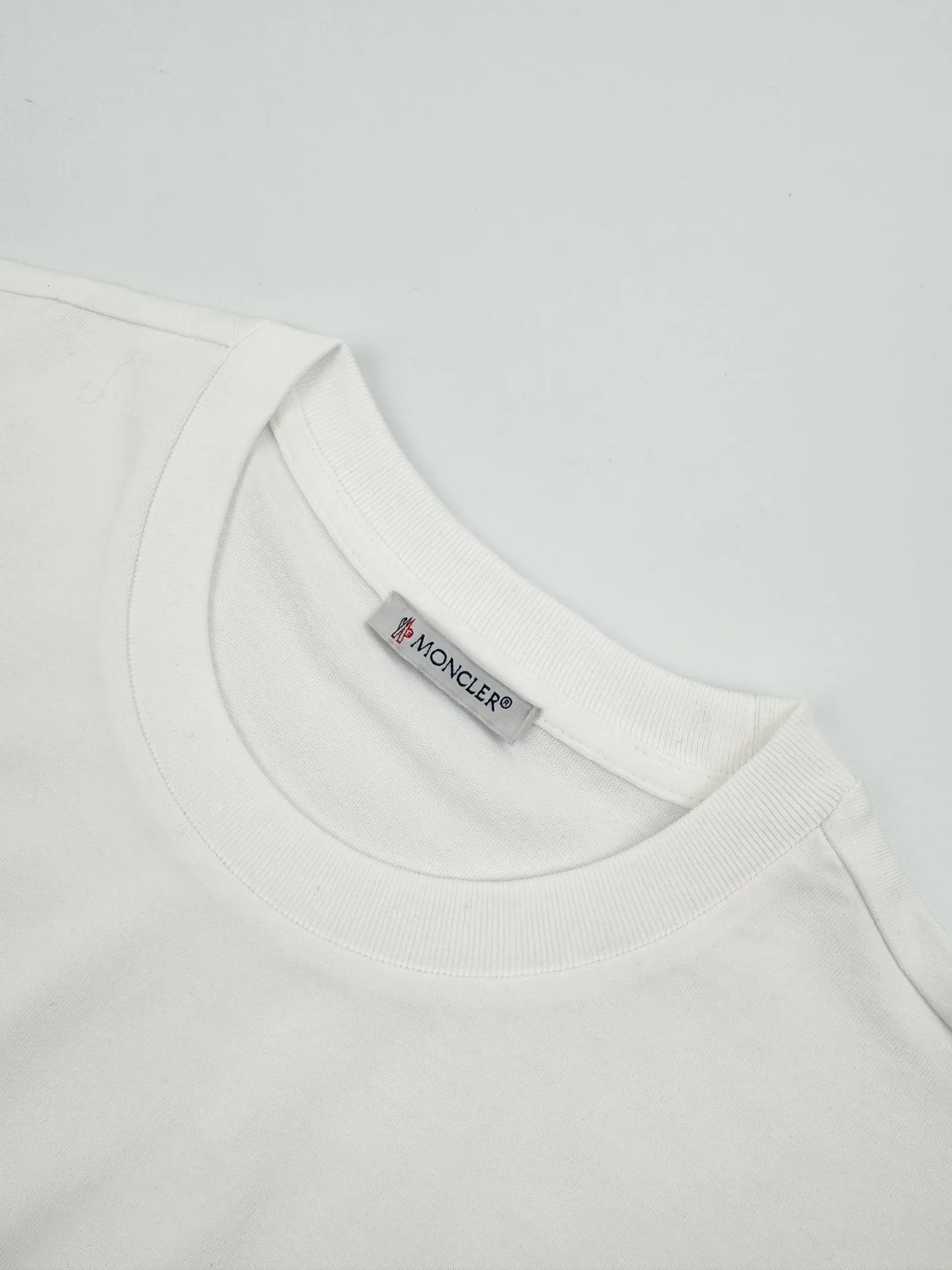 P210 Moncler patch logo short sleeves. Customized Yunrou plain cotton. It feels delicate and comfortable against the skin. A touch of simple white. Pure and elegant. The iconic three-color design badge is embellished on the chest to interpret the visual grammar of modern luxury. The Moncler embroidered logo is added to the side to highlight the brand style. Making the logo a part of the identity is the ultimate pursuit of luxury goods. Process 1: Using imported machine embroidery technology, using advanced computer control systems and precision mechanical components to realize the Moncler embroidery logo embroidery operation. High precision, smooth and delicate lines. Process 2: The fabrics are washed and have a better hand feel. Not easy to deform, not easy to shrink, not easy to fade, and maintain long-term beauty. Accessories: Customized 1:1 Moncler embroidery logo. Customized 1:1 Moncler trademark. Version: Loose version. Size: S M L XL. Style number: AA539.