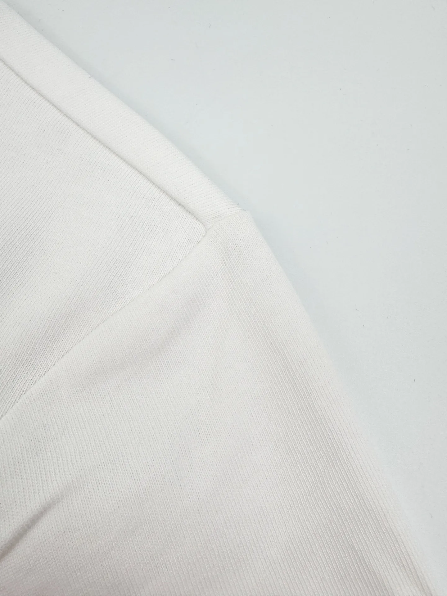 P210 Moncler patch logo short sleeves. Customized Yunrou plain cotton. It feels delicate and comfortable against the skin. A touch of simple white. Pure and elegant. The iconic three-color design badge is embellished on the chest to interpret the visual grammar of modern luxury. The Moncler embroidered logo is added to the side to highlight the brand style. Making the logo a part of the identity is the ultimate pursuit of luxury goods. Process 1: Using imported machine embroidery technology, using advanced computer control systems and precision mechanical components to realize the Moncler embroidery logo embroidery operation. High precision, smooth and delicate lines. Process 2: The fabrics are washed and have a better hand feel. Not easy to deform, not easy to shrink, not easy to fade, and maintain long-term beauty. Accessories: Customized 1:1 Moncler embroidery logo. Customized 1:1 Moncler trademark. Version: Loose version. Size: S M L XL. Style number: AA539.