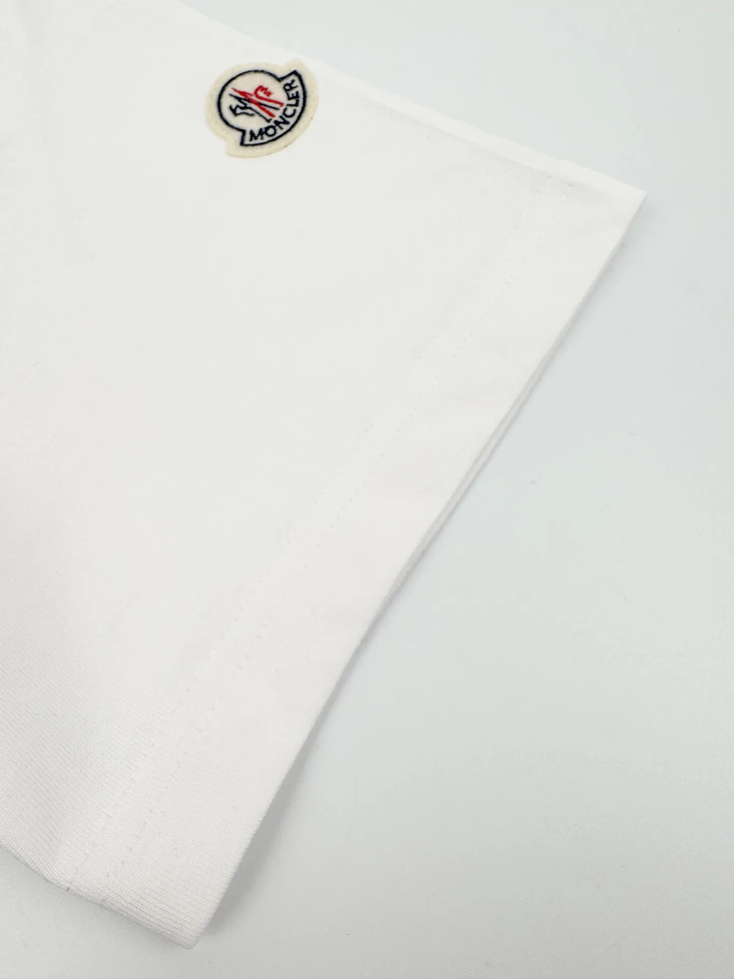 P210 Moncler patch logo short sleeves. Customized Yunrou plain cotton. It feels delicate and comfortable against the skin. A touch of simple white. Pure and elegant. The iconic three-color design badge is embellished on the chest to interpret the visual grammar of modern luxury. The Moncler embroidered logo is added to the side to highlight the brand style. Making the logo a part of the identity is the ultimate pursuit of luxury goods. Process 1: Using imported machine embroidery technology, using advanced computer control systems and precision mechanical components to realize the Moncler embroidery logo embroidery operation. High precision, smooth and delicate lines. Process 2: The fabrics are washed and have a better hand feel. Not easy to deform, not easy to shrink, not easy to fade, and maintain long-term beauty. Accessories: Customized 1:1 Moncler embroidery logo. Customized 1:1 Moncler trademark. Version: Loose version. Size: S M L XL. Style number: AA539.
