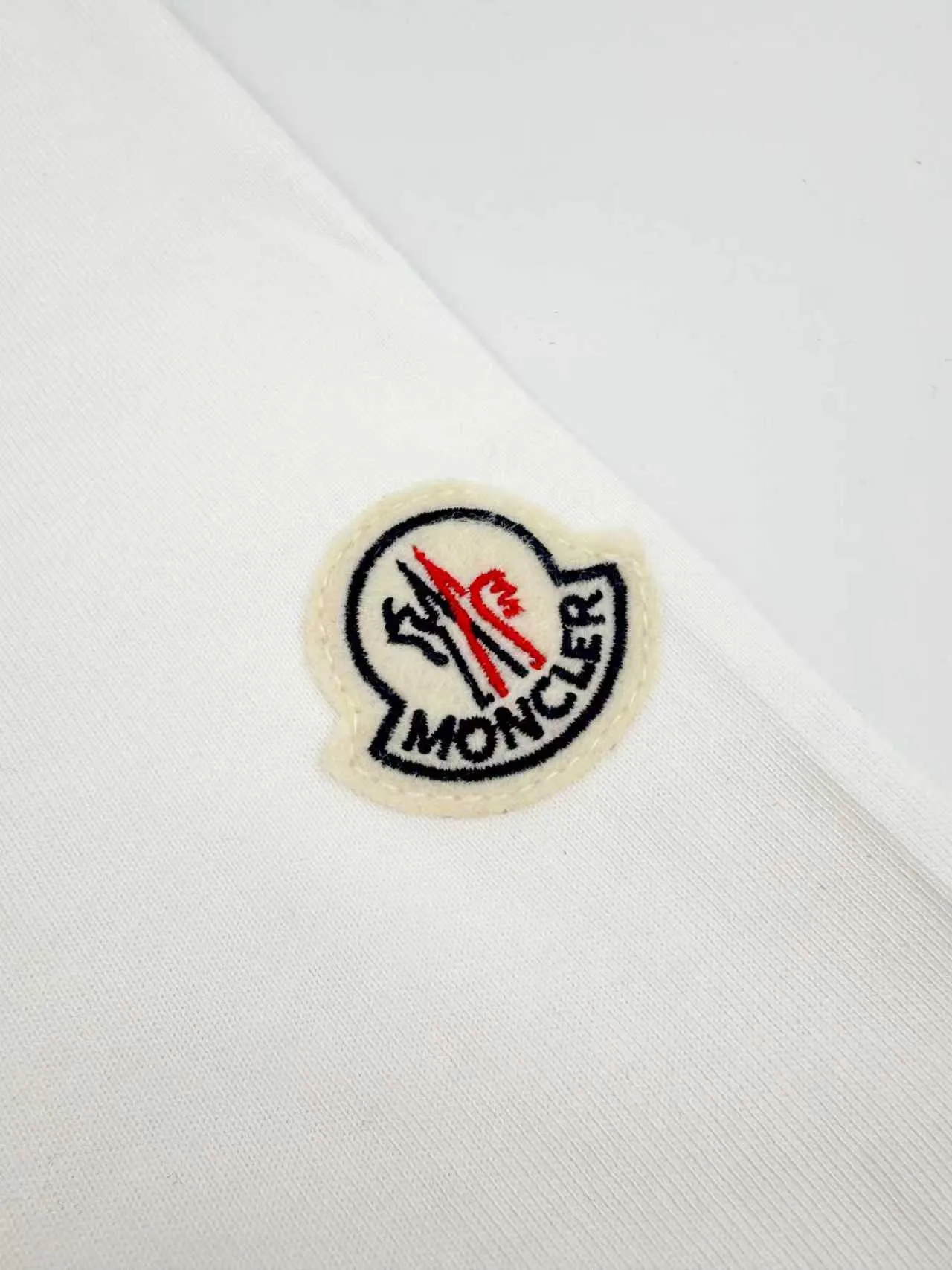P210 Moncler patch logo short sleeves. Customized Yunrou plain cotton. It feels delicate and comfortable against the skin. A touch of simple white. Pure and elegant. The iconic three-color design badge is embellished on the chest to interpret the visual grammar of modern luxury. The Moncler embroidered logo is added to the side to highlight the brand style. Making the logo a part of the identity is the ultimate pursuit of luxury goods. Process 1: Using imported machine embroidery technology, using advanced computer control systems and precision mechanical components to realize the Moncler embroidery logo embroidery operation. High precision, smooth and delicate lines. Process 2: The fabrics are washed and have a better hand feel. Not easy to deform, not easy to shrink, not easy to fade, and maintain long-term beauty. Accessories: Customized 1:1 Moncler embroidery logo. Customized 1:1 Moncler trademark. Version: Loose version. Size: S M L XL. Style number: AA539.