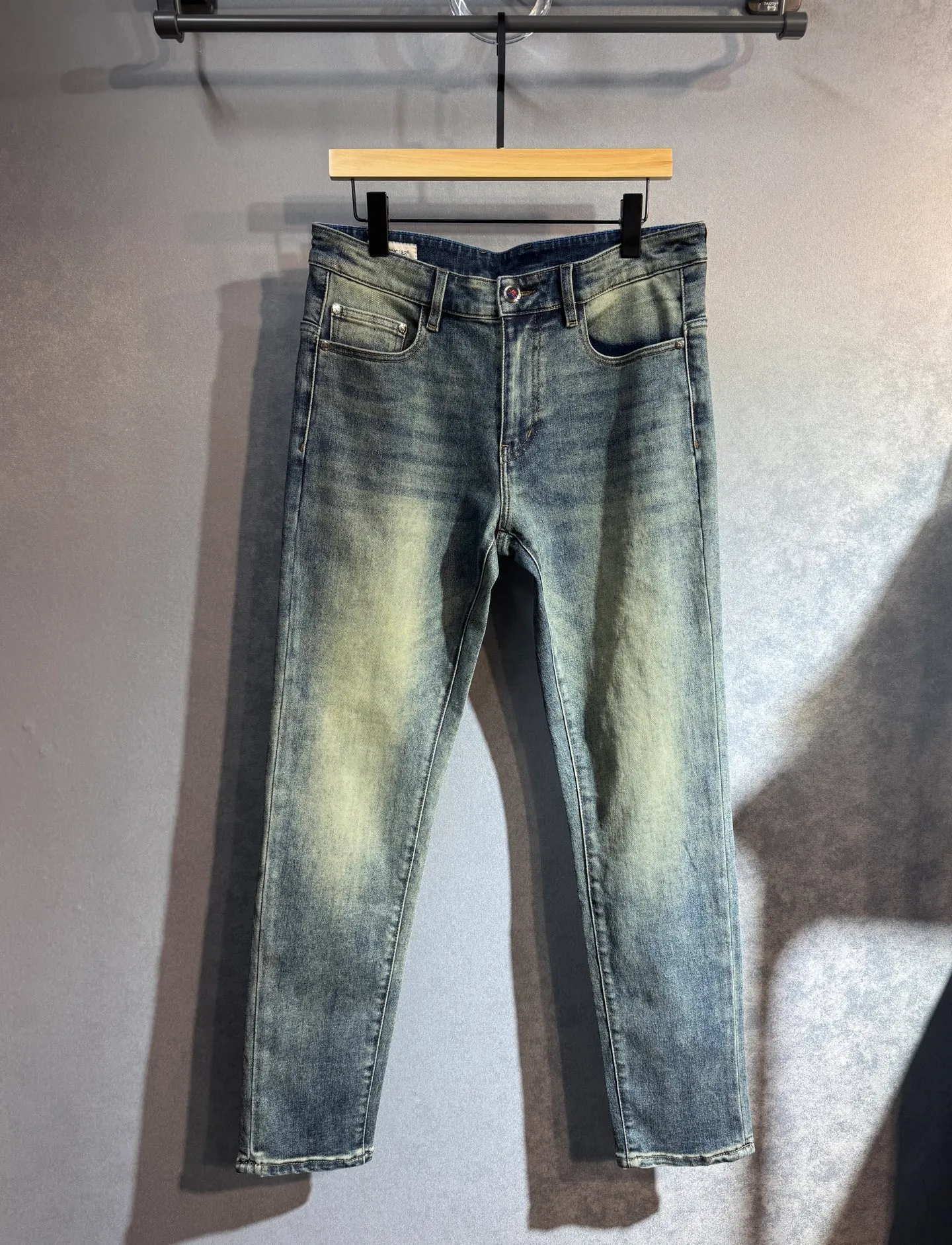 P230 🔥MONCLER The latest spring and summer jeans🔥No pressure to enter and leave the store. Best-selling models in the counter. Shared taste and value. Very comfortable to wear. Low-key yet luxurious. Very classy to wear. Needless to say the trousers style and cut. The upper body is exquisite and vivid. Really first-class top quality. Really palace-level casual pants, using Turkish cotton to produce the most famous denim fabric. The quality is outstanding. After heavy washing, the pants are very soft. The A22 straight-leg version is not picky and the upper body is absolutely stylish. Extremely luxurious! Size: 29-40 no 35
