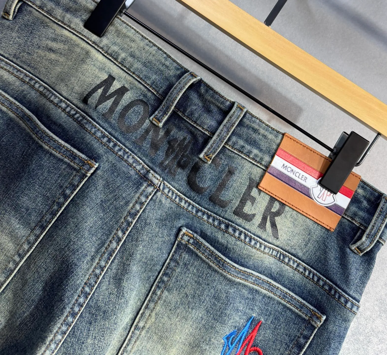 P230 🔥MONCLER The latest spring and summer jeans🔥No pressure to enter and leave the store. Best-selling models in the counter. Shared taste and value. Very comfortable to wear. Low-key yet luxurious. Very classy to wear. Needless to say the trousers style and cut. The upper body is exquisite and vivid. Really first-class top quality. Really palace-level casual pants, using Turkish cotton to produce the most famous denim fabric. The quality is outstanding. After heavy washing, the pants are very soft. The A22 straight-leg version is not picky and the upper body is absolutely stylish. Extremely luxurious! Size: 29-40 no 35