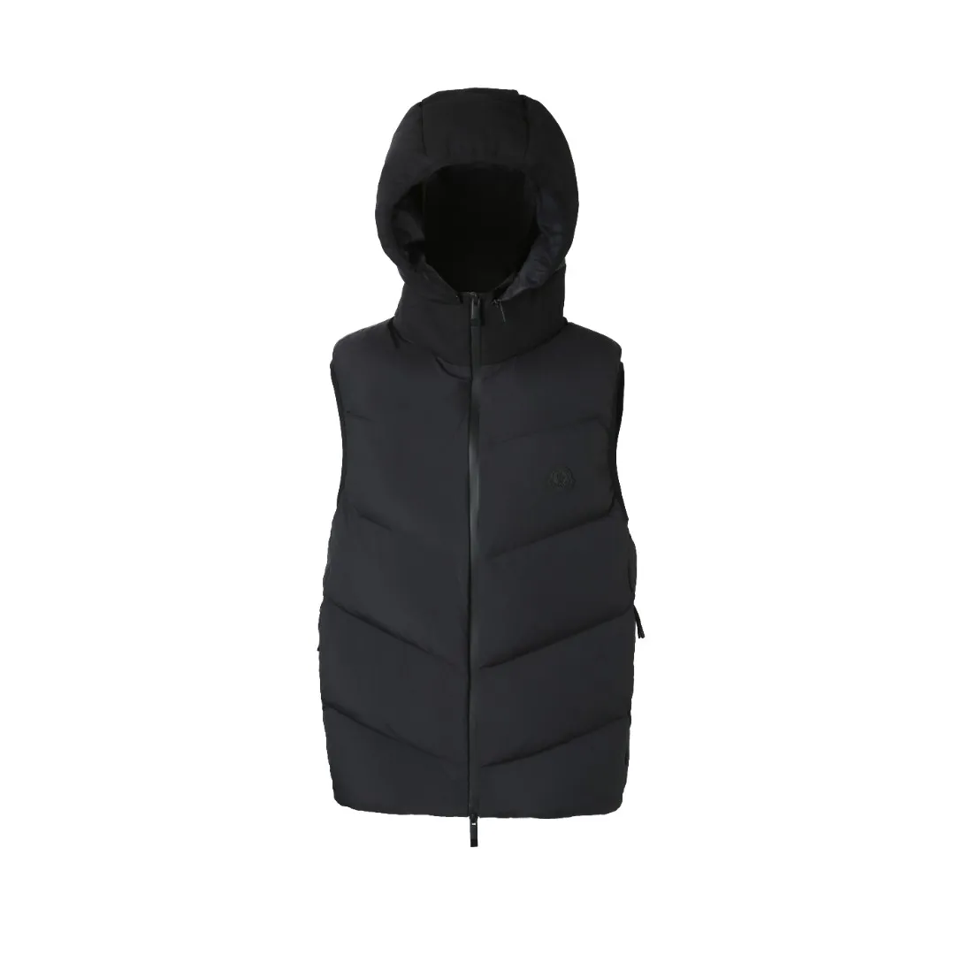 P680 MONCLER Badge Hooded Down Vest Fabric selection: Made of nylon fabric made of 100% nylon, which is woven into a tight and tough fabric through advanced textile technology, which increases the strength of the skeleton to effectively block the invasion of cold wind and lock the warm air generated by the down layer. After tight weaving and special treatment, it is waterproof and windproof. The surface forms a certain lotus leaf effect, and is wrinkle-resistant and not easily deformed, making it easy for daily care.  Technology: The quilting stitches are sewn in a diagonal direction at an angle of approximately 70 degrees. The diagonal lines are arranged in parallel. The fabric and filling are planned into different functional areas, and the quilting stitches in each partition are relatively independent. This allows the finished product to produce a larger deformation space along the diagonal direction when stretched and pressed, making it less likely to tighten and break, and has rich visual effects, modern and advanced features.  Details: After the hood is removed, the stand-up collar displays an embossed logo of the same color, adding a unique visual experience and tactile details.  High-quality filling: It is filled with 90% selected white duck down, weighing 170g, ensuring fluffy rebound, lightness and warmth.  Accessories: One-to-one customized zipper pendant, one-to-one customized badge, one-to-one customized three-label SIZE: 1 2 3 4