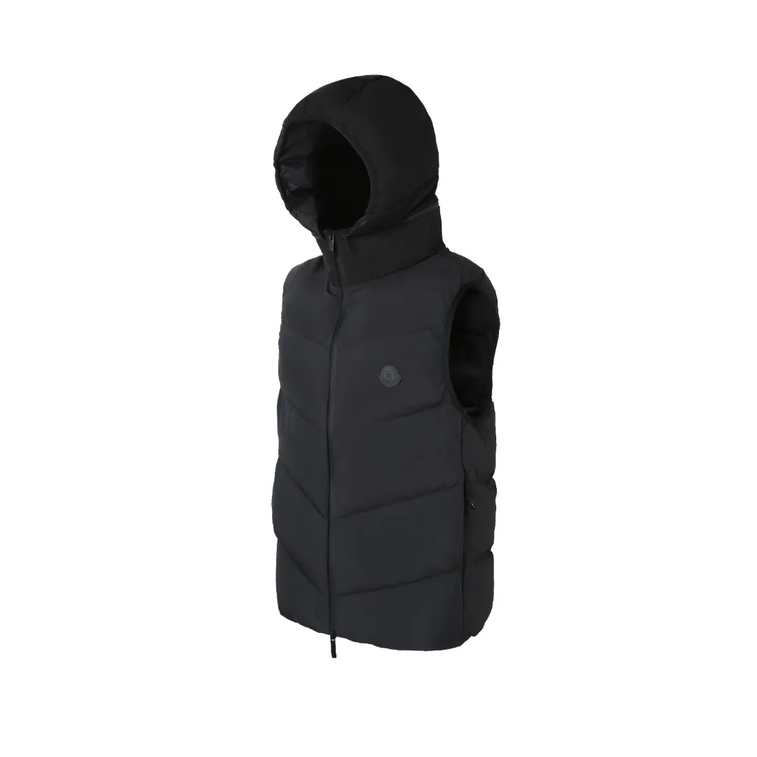 P680 MONCLER Badge Hooded Down Vest Fabric selection: Made of nylon fabric made of 100% nylon, which is woven into a tight and tough fabric through advanced textile technology, which increases the strength of the skeleton to effectively block the invasion of cold wind and lock the warm air generated by the down layer. After tight weaving and special treatment, it is waterproof and windproof. The surface forms a certain lotus leaf effect, and is wrinkle-resistant and not easily deformed, making it easy for daily care.  Technology: The quilting stitches are sewn in a diagonal direction at an angle of approximately 70 degrees. The diagonal lines are arranged in parallel. The fabric and filling are planned into different functional areas, and the quilting stitches in each partition are relatively independent. This allows the finished product to produce a larger deformation space along the diagonal direction when stretched and pressed, making it less likely to tighten and break, and has rich visual effects, modern and advanced features.  Details: After the hood is removed, the stand-up collar displays an embossed logo of the same color, adding a unique visual experience and tactile details.  High-quality filling: It is filled with 90% selected white duck down, weighing 170g, ensuring fluffy rebound, lightness and warmth.  Accessories: One-to-one customized zipper pendant, one-to-one customized badge, one-to-one customized three-label SIZE: 1 2 3 4