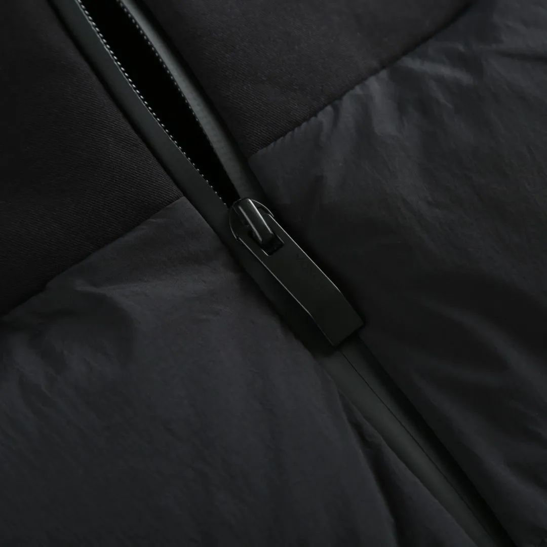 P680 MONCLER Badge Hooded Down Vest Fabric selection: Made of nylon fabric made of 100% nylon, which is woven into a tight and tough fabric through advanced textile technology, which increases the strength of the skeleton to effectively block the invasion of cold wind and lock the warm air generated by the down layer. After tight weaving and special treatment, it is waterproof and windproof. The surface forms a certain lotus leaf effect, and is wrinkle-resistant and not easily deformed, making it easy for daily care.  Technology: The quilting stitches are sewn in a diagonal direction at an angle of approximately 70 degrees. The diagonal lines are arranged in parallel. The fabric and filling are planned into different functional areas, and the quilting stitches in each partition are relatively independent. This allows the finished product to produce a larger deformation space along the diagonal direction when stretched and pressed, making it less likely to tighten and break, and has rich visual effects, modern and advanced features.  Details: After the hood is removed, the stand-up collar displays an embossed logo of the same color, adding a unique visual experience and tactile details.  High-quality filling: It is filled with 90% selected white duck down, weighing 170g, ensuring fluffy rebound, lightness and warmth.  Accessories: One-to-one customized zipper pendant, one-to-one customized badge, one-to-one customized three-label SIZE: 1 2 3 4