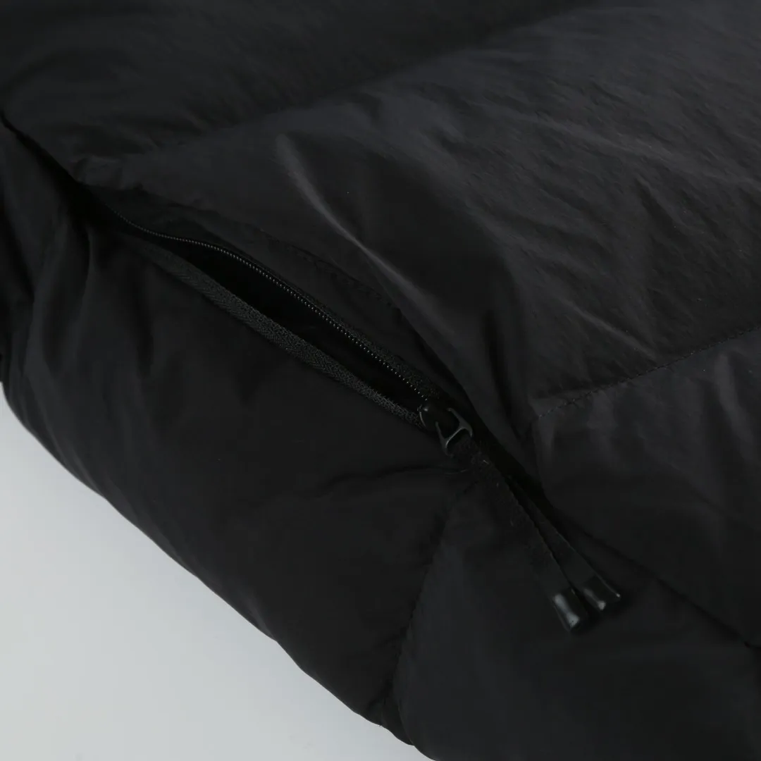 P680 MONCLER Badge Hooded Down Vest Fabric selection: Made of nylon fabric made of 100% nylon, which is woven into a tight and tough fabric through advanced textile technology, which increases the strength of the skeleton to effectively block the invasion of cold wind and lock the warm air generated by the down layer. After tight weaving and special treatment, it is waterproof and windproof. The surface forms a certain lotus leaf effect, and is wrinkle-resistant and not easily deformed, making it easy for daily care.  Technology: The quilting stitches are sewn in a diagonal direction at an angle of approximately 70 degrees. The diagonal lines are arranged in parallel. The fabric and filling are planned into different functional areas, and the quilting stitches in each partition are relatively independent. This allows the finished product to produce a larger deformation space along the diagonal direction when stretched and pressed, making it less likely to tighten and break, and has rich visual effects, modern and advanced features.  Details: After the hood is removed, the stand-up collar displays an embossed logo of the same color, adding a unique visual experience and tactile details.  High-quality filling: It is filled with 90% selected white duck down, weighing 170g, ensuring fluffy rebound, lightness and warmth.  Accessories: One-to-one customized zipper pendant, one-to-one customized badge, one-to-one customized three-label SIZE: 1 2 3 4