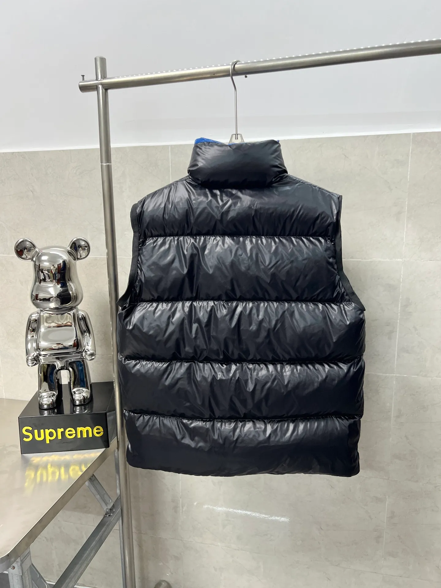 P620 Moncler Mouth Mouth Sumido Series Stand Collar Zipper Pocket Sleeveless Down Jacket is a must-have warm item for cooling weather and can be worn for daily use or outdoor sports. It gives people a different visual effect. It is wear-resistant, scratch-resistant and easy to care for. The interior is filled with high-quality white goose velvet. It is paired with large square quilting technology to create a fluffy and plump overall effect. It also has a strong thermal insulation and temperature locking effect, so that you are not afraid of the cold outdoor weather in autumn and winter. Size: 123456