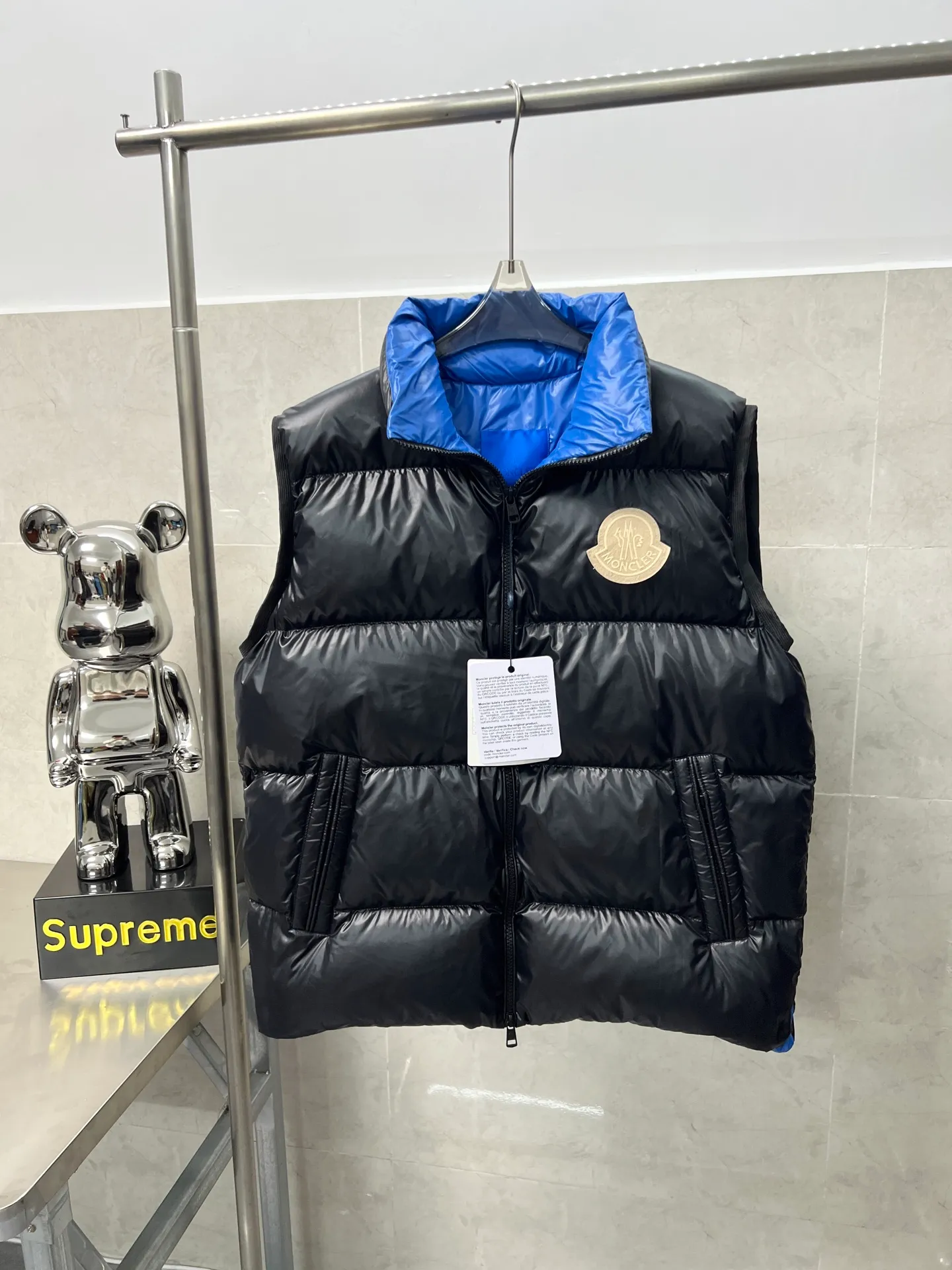 P620 Moncler Mouth Mouth Sumido Series Stand Collar Zipper Pocket Sleeveless Down Jacket is a must-have warm item for cooling weather and can be worn for daily use or outdoor sports. It gives people a different visual effect. It is wear-resistant, scratch-resistant and easy to care for. The interior is filled with high-quality white goose velvet. It is paired with large square quilting technology to create a fluffy and plump overall effect. It also has a strong thermal insulation and temperature locking effect, so that you are not afraid of the cold outdoor weather in autumn and winter. Size: 123456