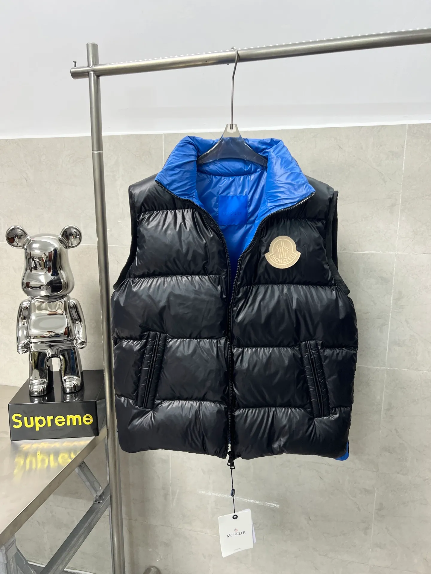 P620 Moncler Mouth Mouth Sumido Series Stand Collar Zipper Pocket Sleeveless Down Jacket is a must-have warm item for cooling weather and can be worn for daily use or outdoor sports. It gives people a different visual effect. It is wear-resistant, scratch-resistant and easy to care for. The interior is filled with high-quality white goose velvet. It is paired with large square quilting technology to create a fluffy and plump overall effect. It also has a strong thermal insulation and temperature locking effect, so that you are not afraid of the cold outdoor weather in autumn and winter. Size: 123456