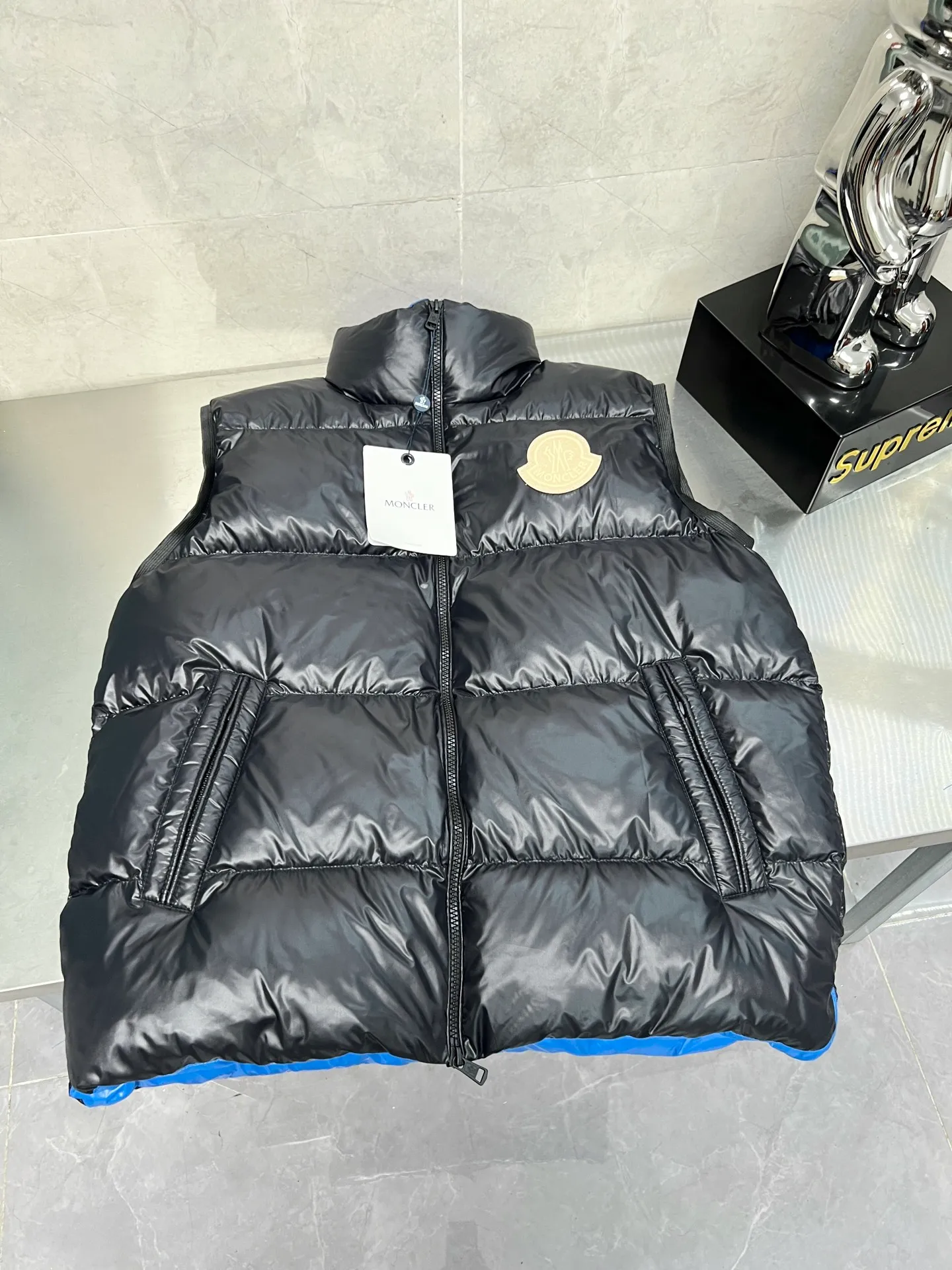 P620 Moncler Mouth Mouth Sumido Series Stand Collar Zipper Pocket Sleeveless Down Jacket is a must-have warm item for cooling weather and can be worn for daily use or outdoor sports. It gives people a different visual effect. It is wear-resistant, scratch-resistant and easy to care for. The interior is filled with high-quality white goose velvet. It is paired with large square quilting technology to create a fluffy and plump overall effect. It also has a strong thermal insulation and temperature locking effect, so that you are not afraid of the cold outdoor weather in autumn and winter. Size: 123456