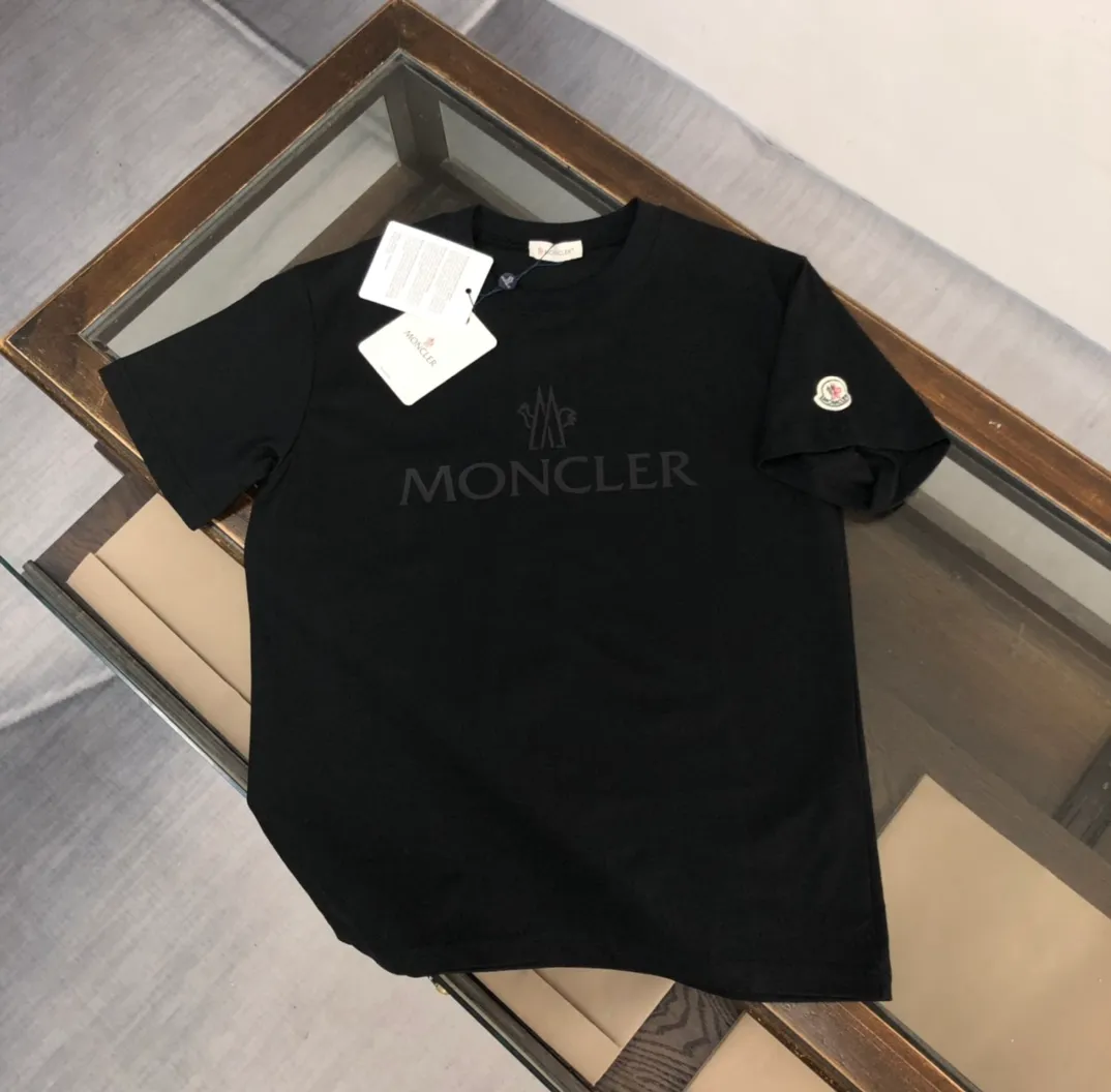 P160 Moncler 2025 new men's round neck short-sleeved couple's T-shirt, new spring and summer product, high quality 🔥🔥Fashionable and versatile, customized imported fabrics, comfortable to wear, breathable, fashionable without losing personality, the upper body is casual and casual, handsome and stylish, showing the temperament of a big brand. All three standards are complete! ! Color: black white gray Size: S-XL (loose fit)