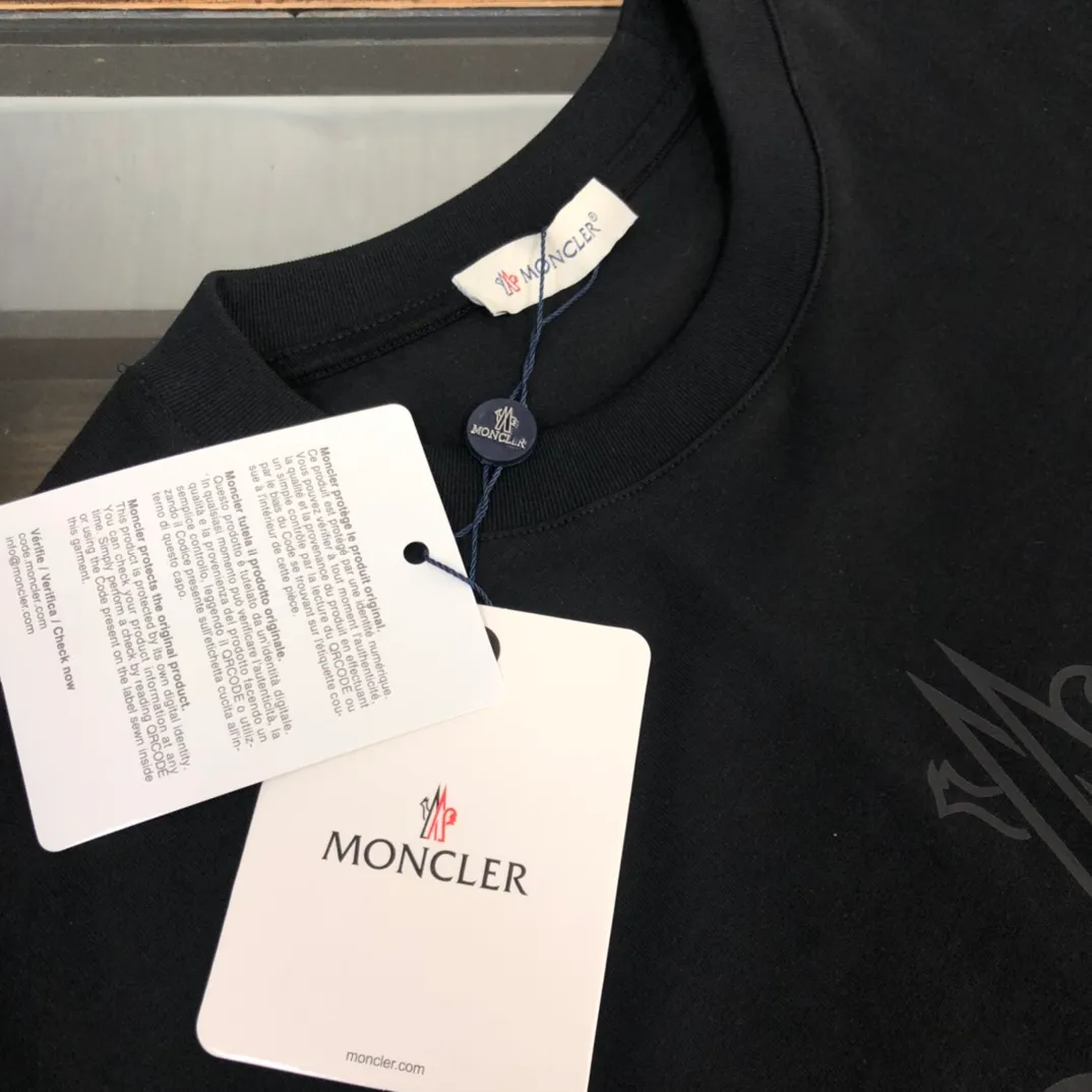 P160 Moncler 2025 new men's round neck short-sleeved couple's T-shirt, new spring and summer product, high quality 🔥🔥Fashionable and versatile, customized imported fabrics, comfortable to wear, breathable, fashionable without losing personality, the upper body is casual and casual, handsome and stylish, showing the temperament of a big brand. All three standards are complete! ! Color: black white gray Size: S-XL (loose fit)